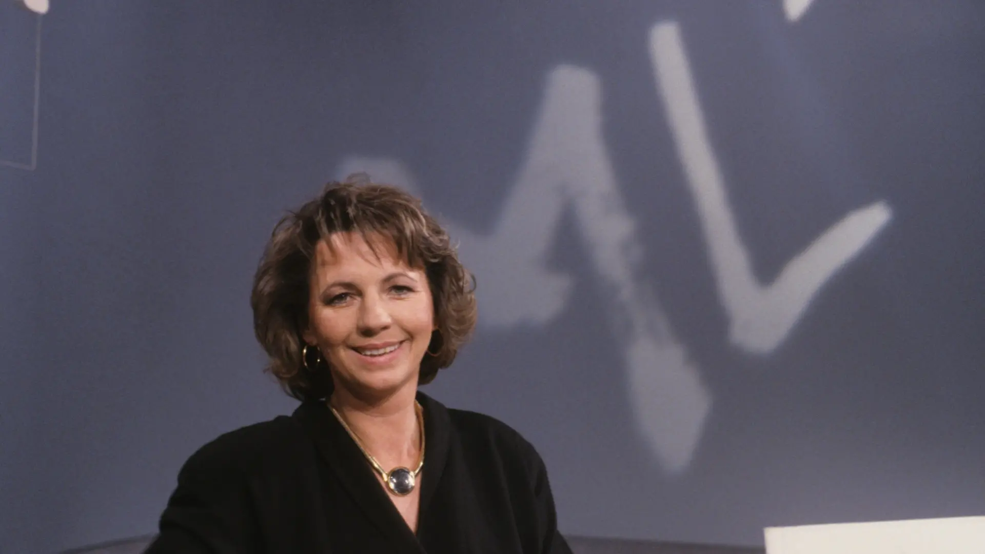 Maria von Welser 12/89 rag Frau Fernsehen TV dunkelhaarig kurzhaarig Journalismus Moderation quer Portrait Studio Kulisse Logo ML "Mona Lisa" seriös lächelnd