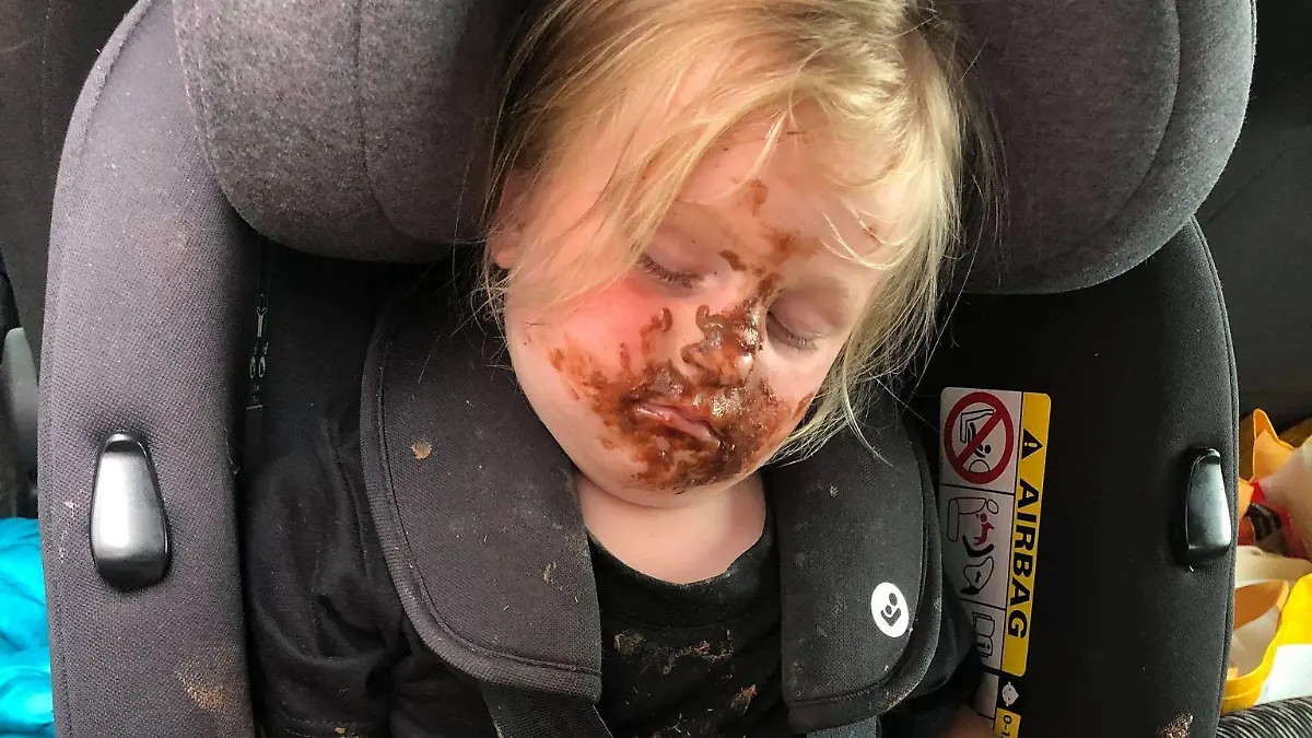 Lainey (2) tapezierte Mamas Auto in nur wenigen Minuten mit Schokolade.