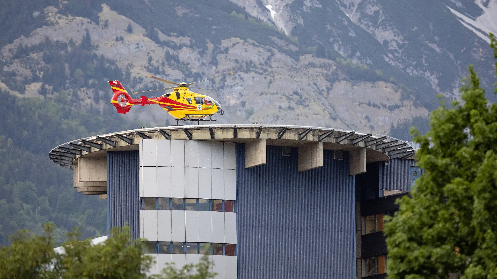 13.05.2026 / Rettungshubschrauber Gallus 2 beim Landeanflug der Klinik Innsbruck, Tirol, Österreich / Hubschrauber landet auf dem Dach der Tirol Kliniken, Notarzthubschrauber beim Landeanflug zum Landeskrankenhaus Innsbruck, Notarzt-Hubschrauber landet am Dach der Universitätsklinik, Uni-Klinik, Flugrettung, Luftrettung, Rettungseinsatz, Helicopter, Rettung, Ambulance, Rettungsdienst in Tirol, Bergrettungsdienst Österreich *** 13 05 2026 Rescue helicopter Gallus 2 approaching the hospital in Innsbruck, Tyrol, Austria Helicopter lands on the roof of the Tyrol Clinics, emergency helicopter approaching the Innsbruck State Hospital, emergency doctor helicopter lands on the roof of the university hospital, university clinic, air rescue, air