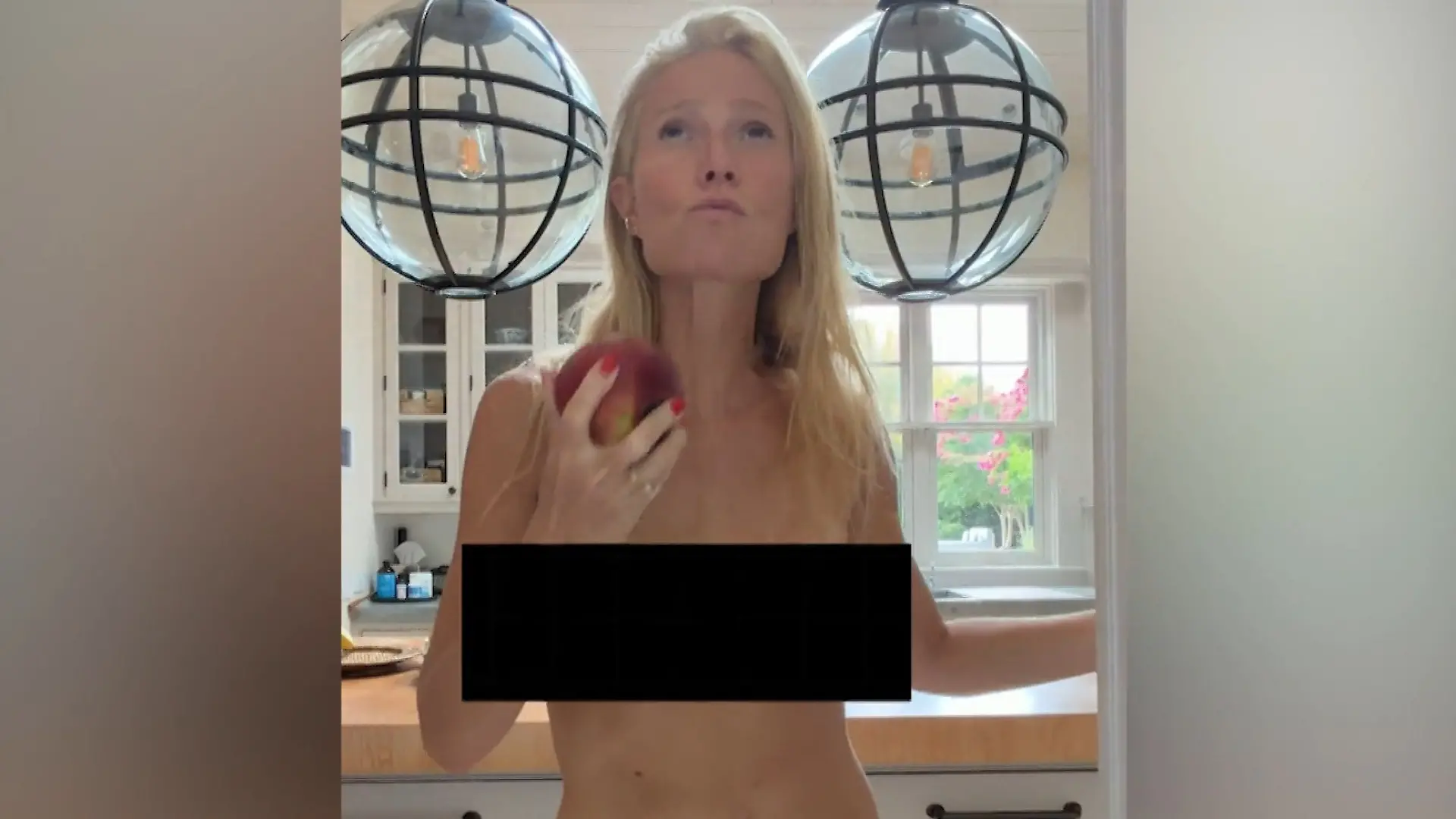 Hollywood-Star plötzlich oben ohne! SIE lässt in ihrer Küche die Hüllen fallen Pullover-Werbung mal ganz anders