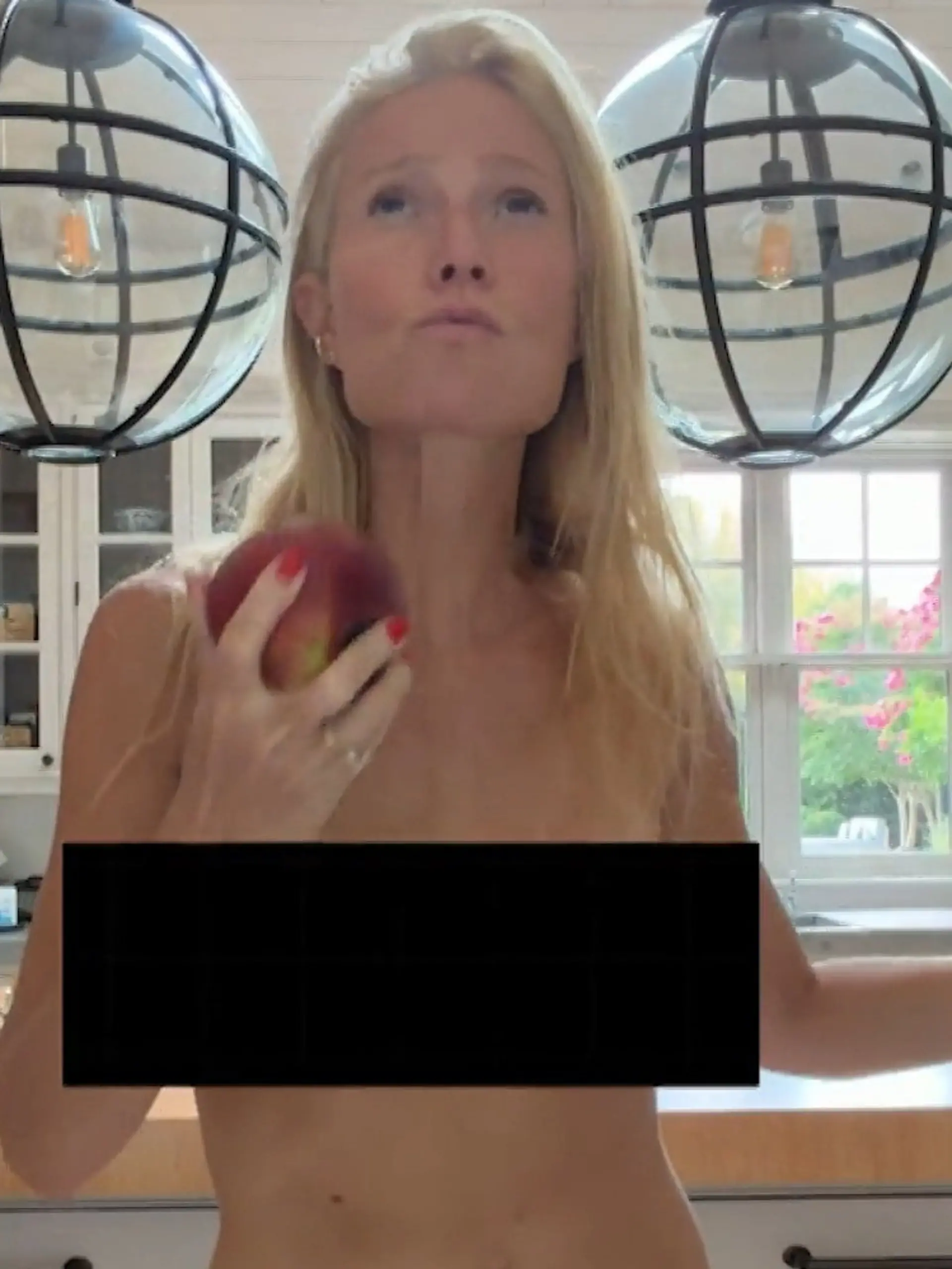 Bild zu: "Hollywood-Star plötzlich oben ohne! SIE lässt in ihrer Küche die Hüllen fallen "