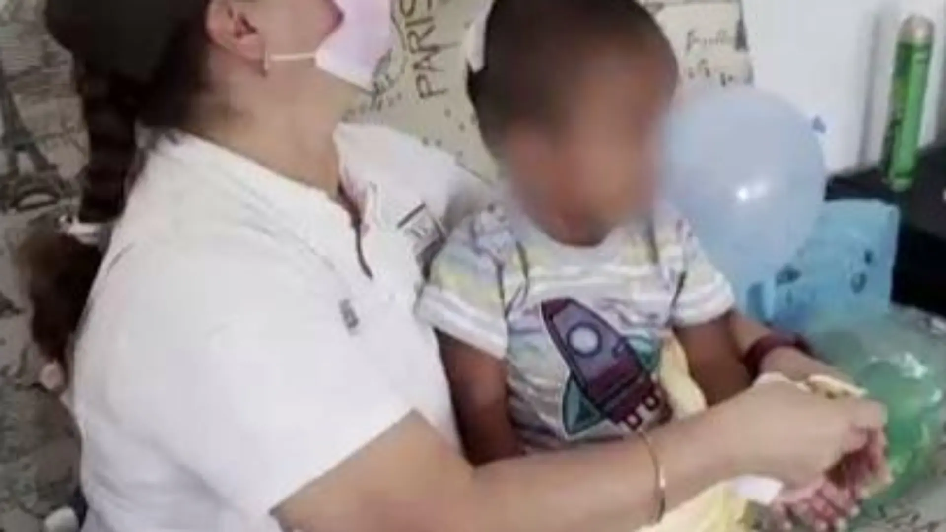 Nacional de Migración veröffentlichte später ein zweites Foto des Kindes - dieses Mal bekleidet und in Obhut der Behörde.
