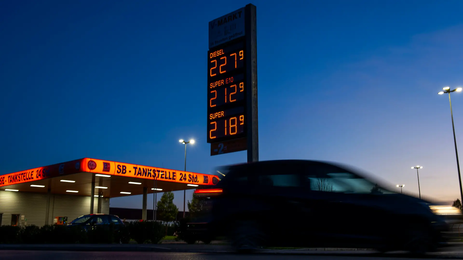 12.09.2026, Bad Woerishofen in Bayern, Spritpreisanzeige an einer Freien V-Markt-Tankstelle in Bad Woerishofen (Unterallgaeu), der Diesel kostet 2,27 Euro. Super-Benzin E10 2,12 Euro pro Liter. Super 2,18 EURO.