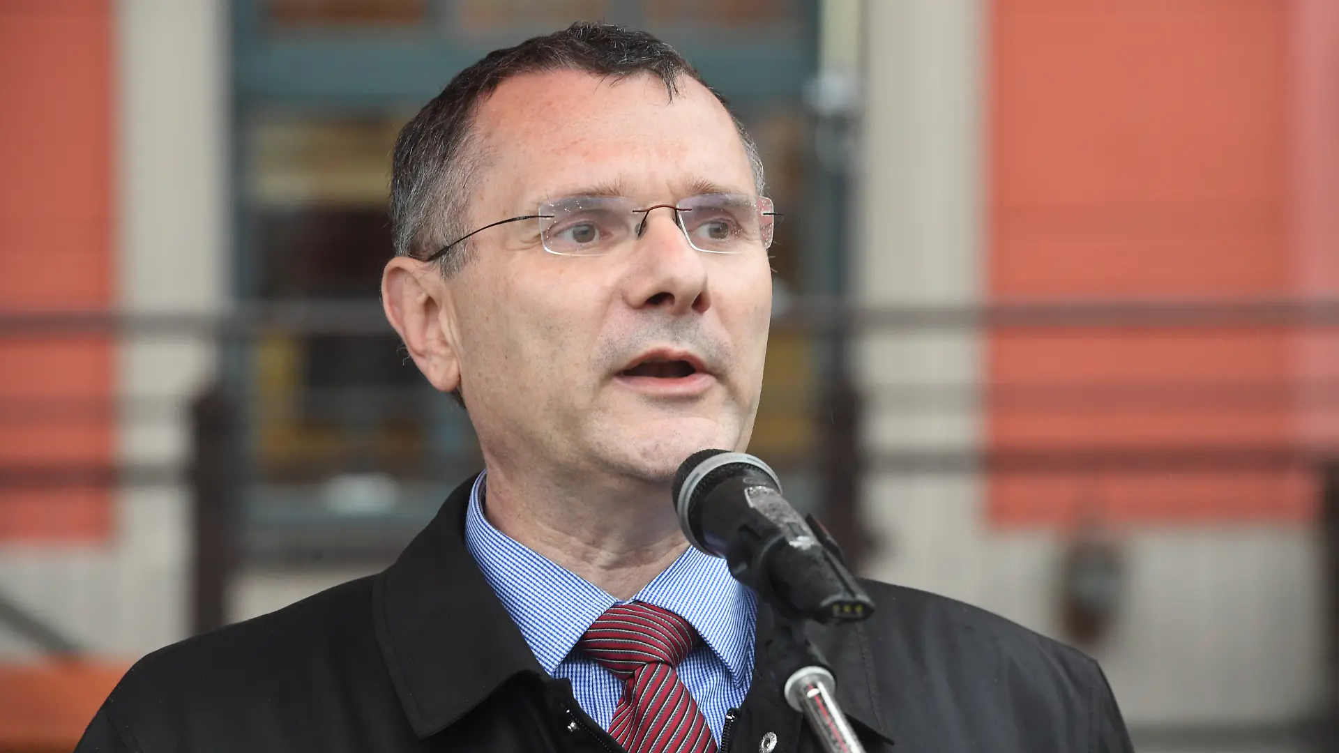 Sascha Ott (CDU), Amtsgerichtsdirektor, spricht auf einer Demonstration «Solidarität zur Polizei» - Solidaritätsbekundung für die Arbeit der Polizei. (zu dpa: «CDU-Kreisvize aus MV: AfD kann Koalitionspartner sein») +++ dpa-Bildfunk +++