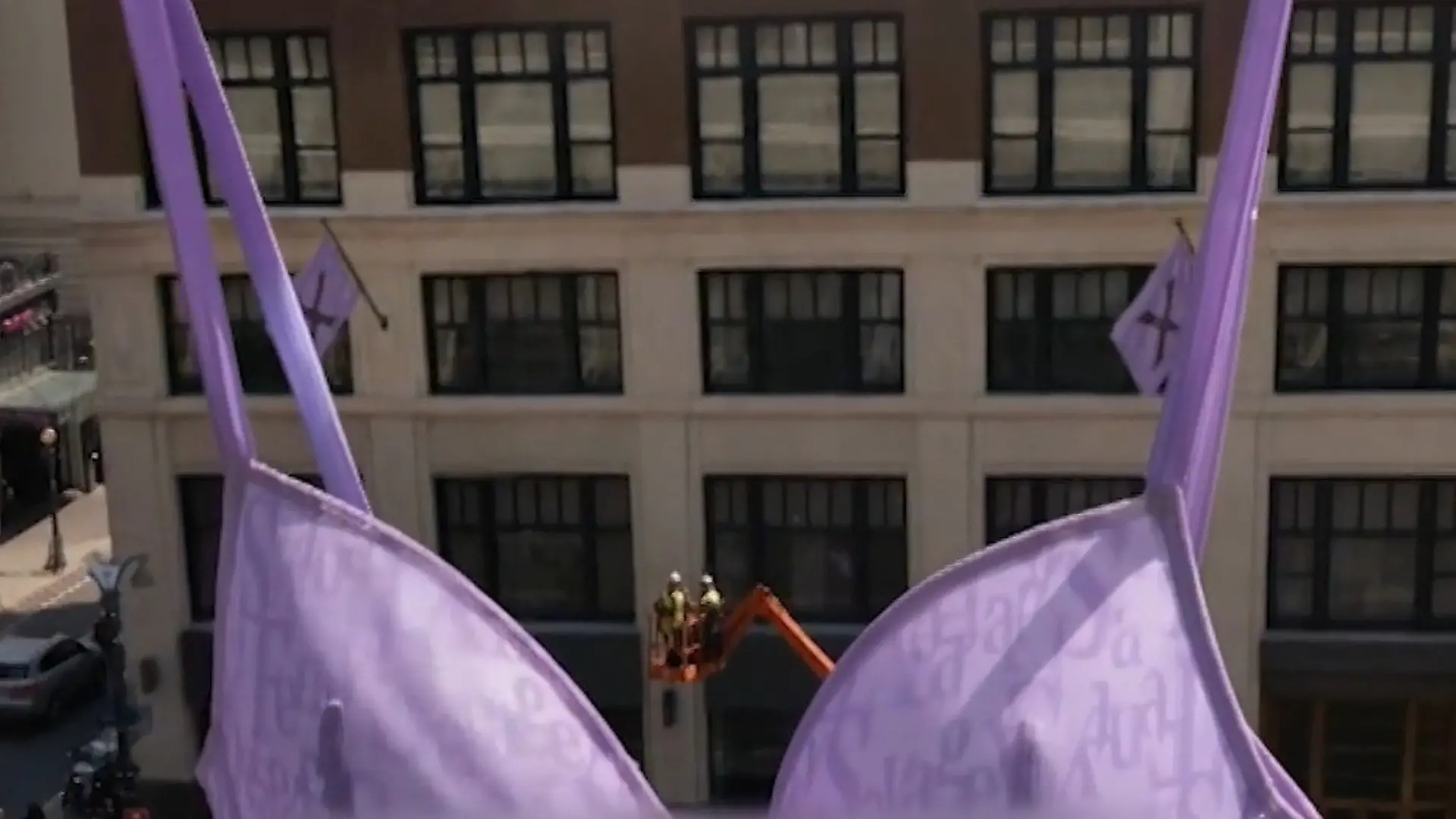 Sexy Dessous im XXL-Format! Superstar zieht New York BH und Slip an  Schlüpfrige Schatten über Manhattan
