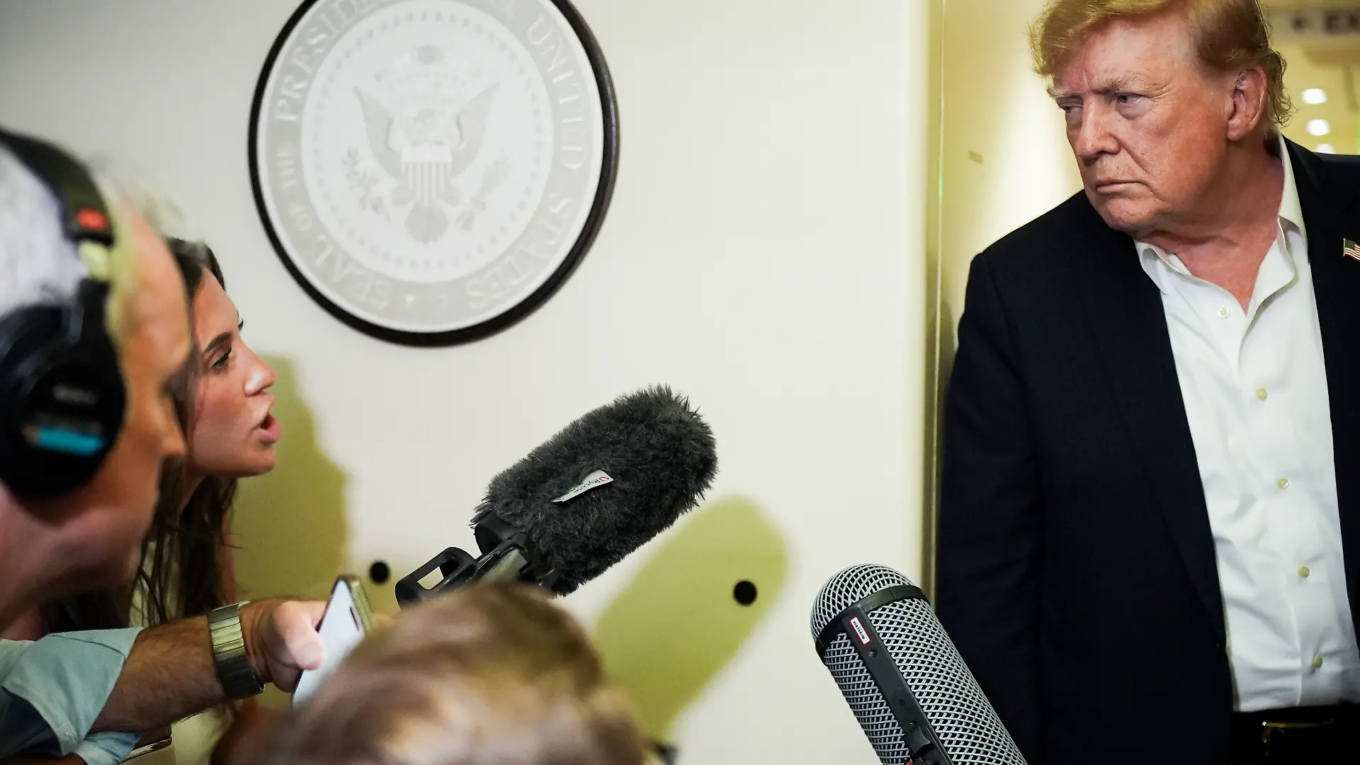 US-Präsident Donald Trump unterhält sich mit Beni Rae Harmony, einer Korrespondentin von «Real America’s Voice» im Weißen Haus (2.v.l), und anderen Reportern während des Fluges mit der Air Force One von Shannon (Irland) zur Joint Base Andrews in Maryland. +++ dpa-Bildfunk +++