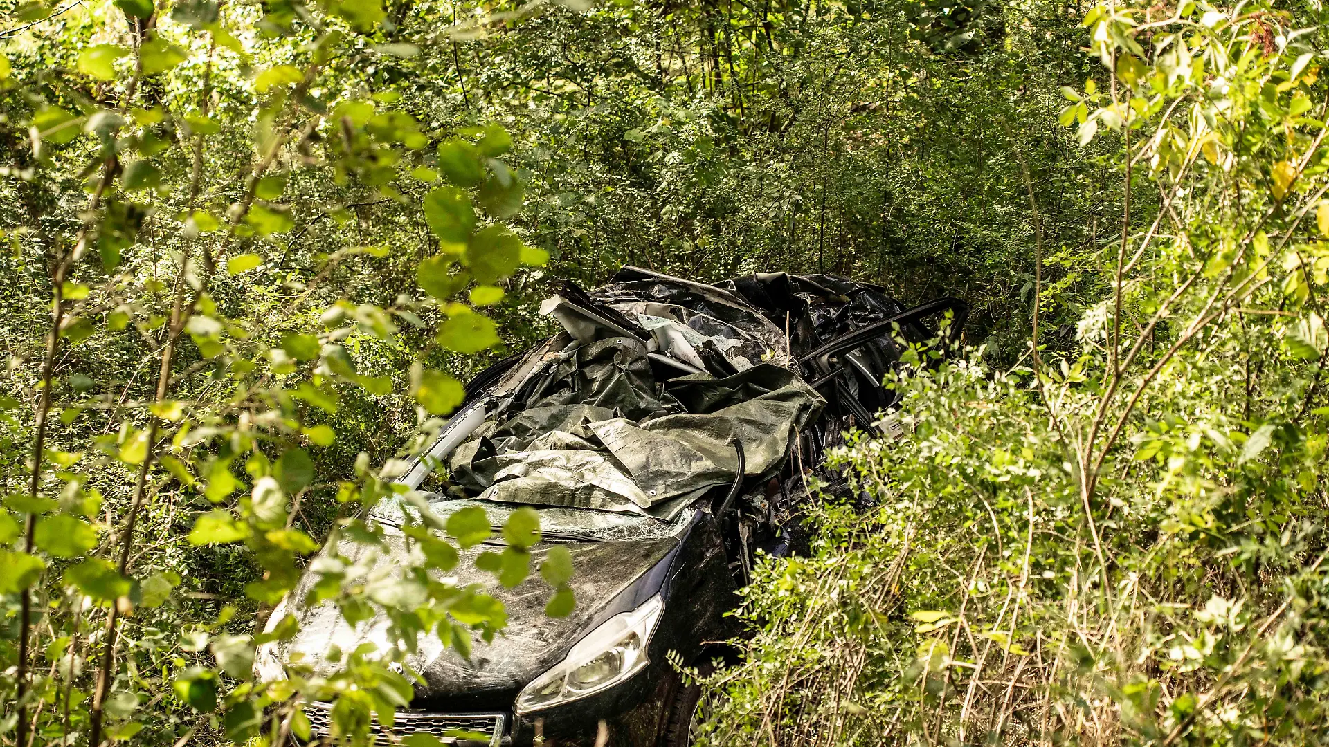 14.09.2026, Rheinland-Pfalz, Birkenfeld: Ein völlig zerstörtes Auto liegt in einem Waldstück. Das Fahrzeug war von der Landstraße abgekommen. Dabei starben zwei Menschen. (zu dpa „Zwei Tote bei Unfall im Landkreis Birkenfeld”) Foto: Christian Schulz/Foto Hosser/dpa +++ dpa-Bildfunk +++