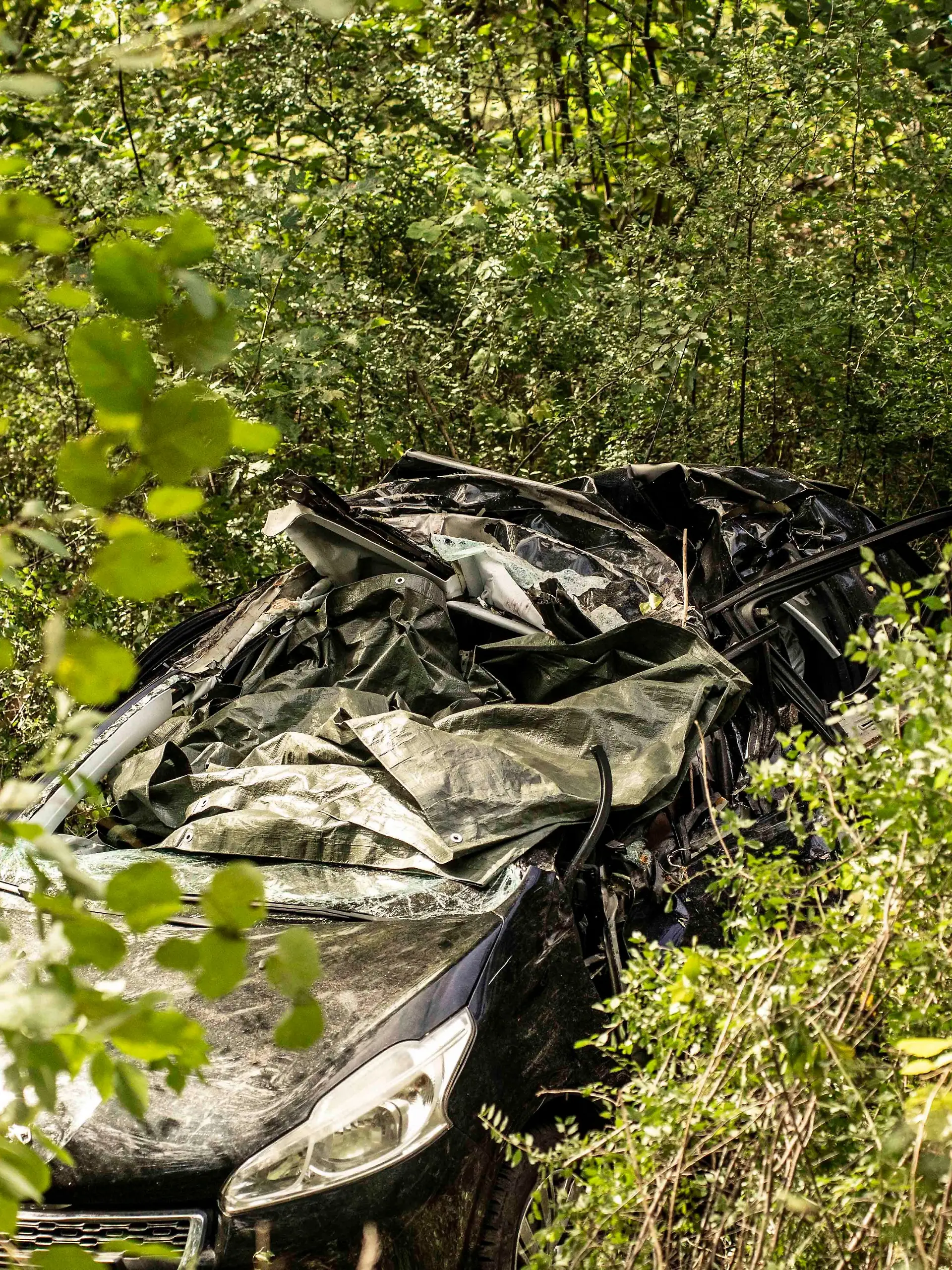 14.09.2026, Rheinland-Pfalz, Birkenfeld: Ein völlig zerstörtes Auto liegt in einem Waldstück. Das Fahrzeug war von der Landstraße abgekommen. Dabei starben zwei Menschen. (zu dpa „Zwei Tote bei Unfall im Landkreis Birkenfeld”) Foto: Christian Schulz/Foto Hosser/dpa +++ dpa-Bildfunk +++