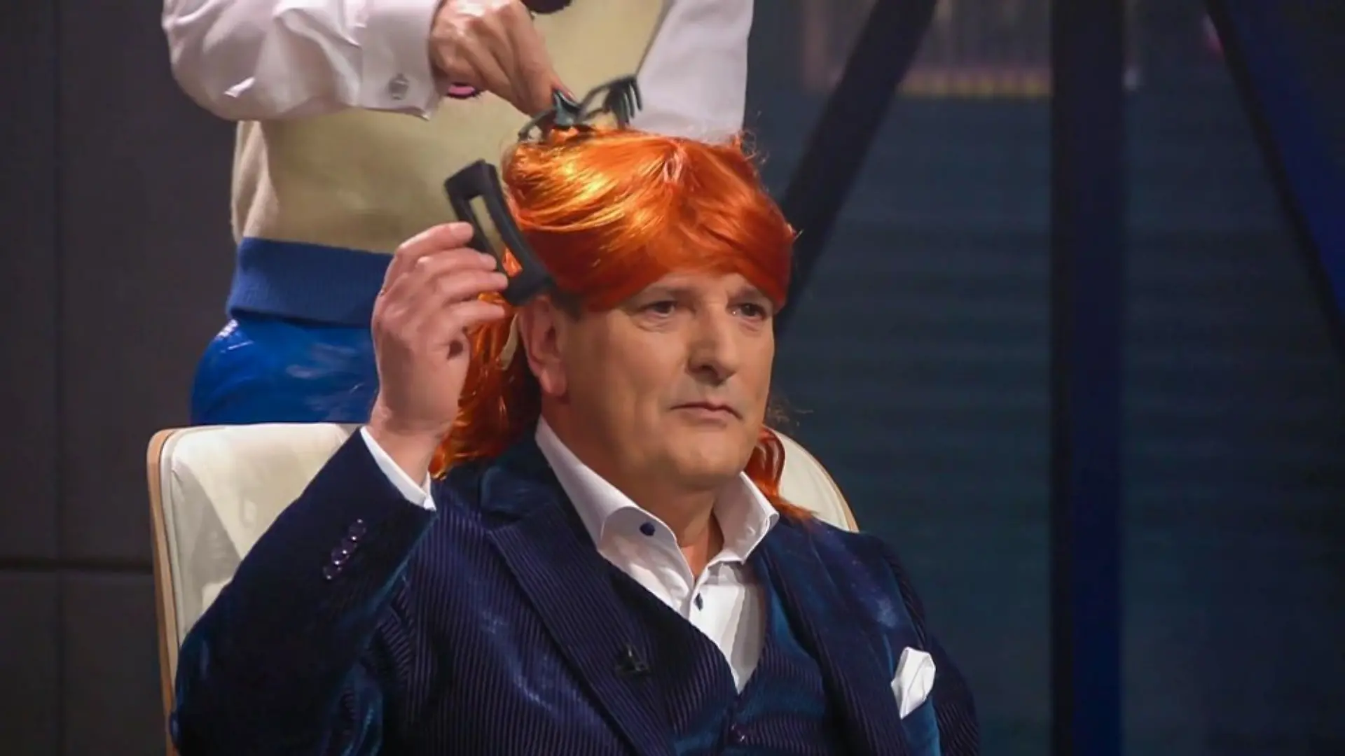 Ralf Dümmel probiert den Tragekomfort einer Haarklammer aus.