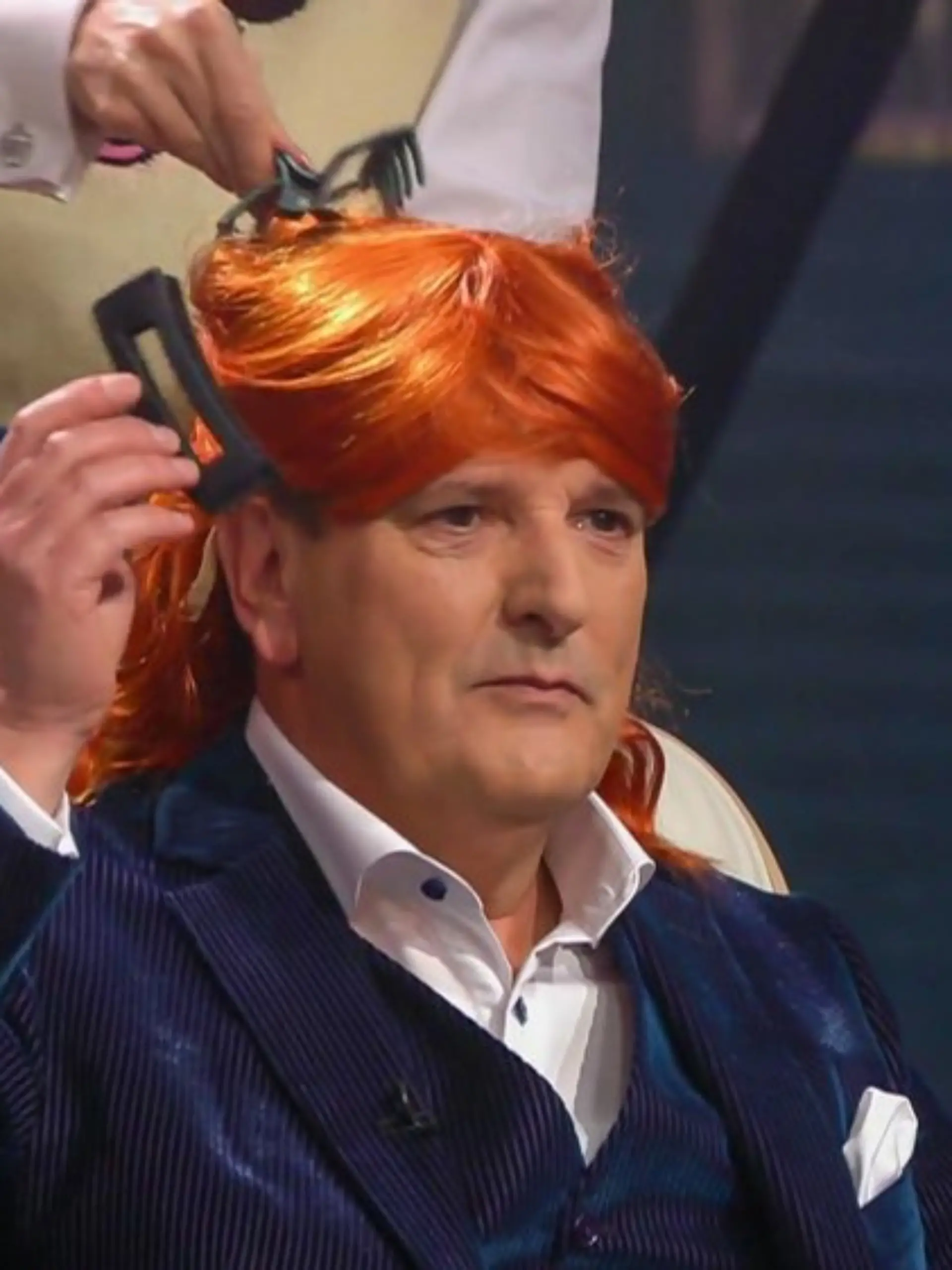 Ralf Dümmel probiert den Tragekomfort einer Haarklammer aus.