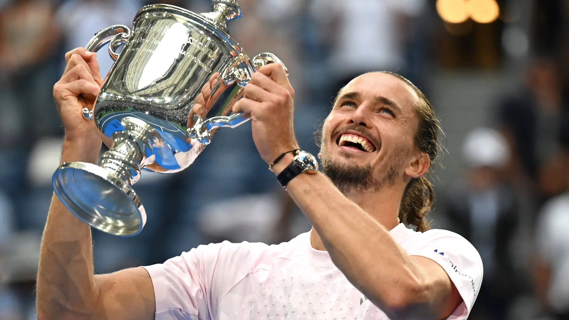 260914 -- NEW YORK, Sept. 14, 2026 -- Alexander Zverev holds the trophy during the awarding ceremony after the men s singles final match between Alexander Zverev of Germany and Ben Shelton of the United States at the 2026 US Open tennis championships in New York, the United States, Sept. 13, 2026. SPU.S.-NEW YORK-TENNIS-US OPEN-MEN S FINAL LixRui PUBLICATIONxNOTxINxCHN