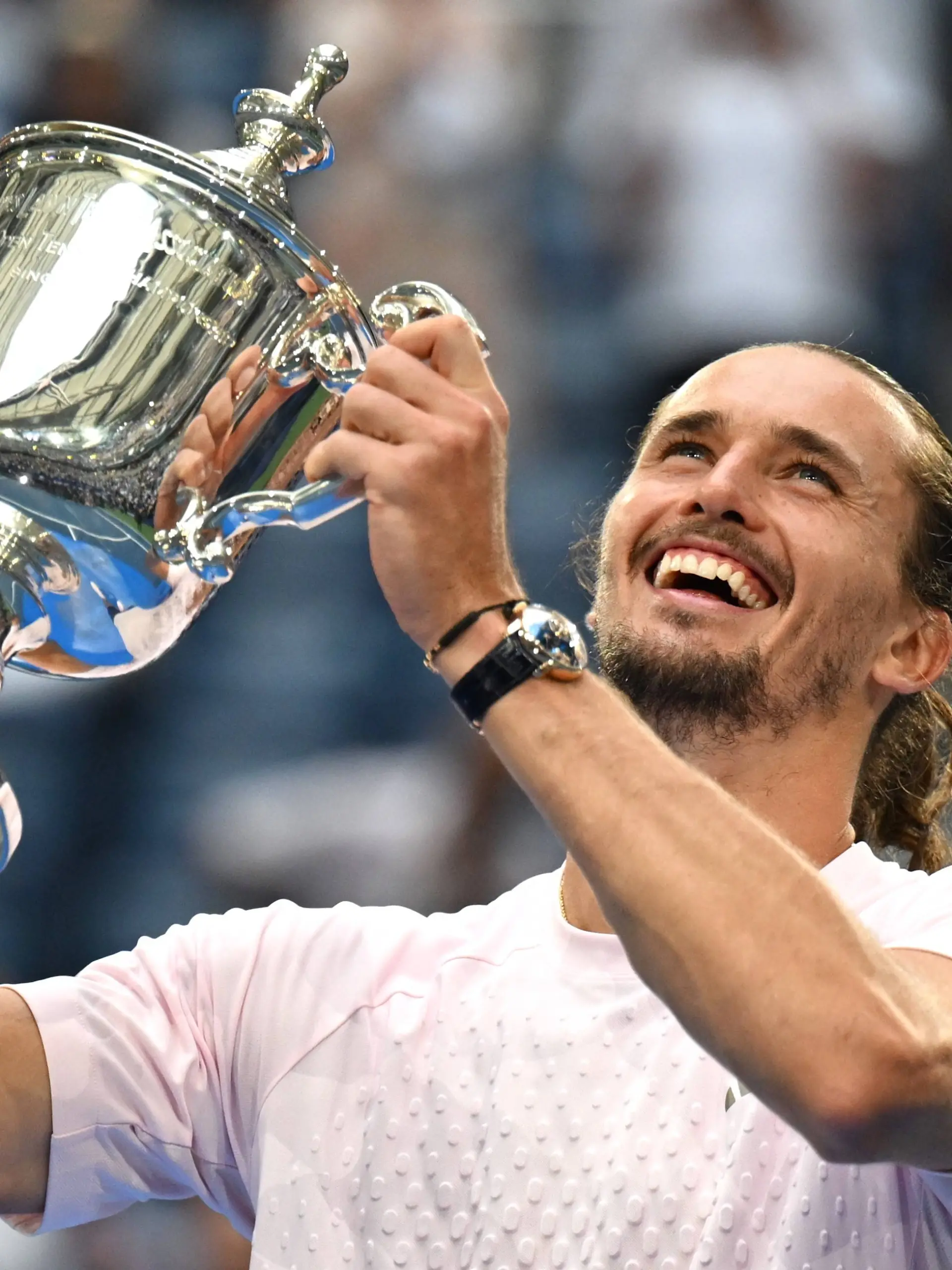 260914 -- NEW YORK, Sept. 14, 2026 -- Alexander Zverev holds the trophy during the awarding ceremony after the men s singles final match between Alexander Zverev of Germany and Ben Shelton of the United States at the 2026 US Open tennis championships in New York, the United States, Sept. 13, 2026. SPU.S.-NEW YORK-TENNIS-US OPEN-MEN S FINAL LixRui PUBLICATIONxNOTxINxCHN