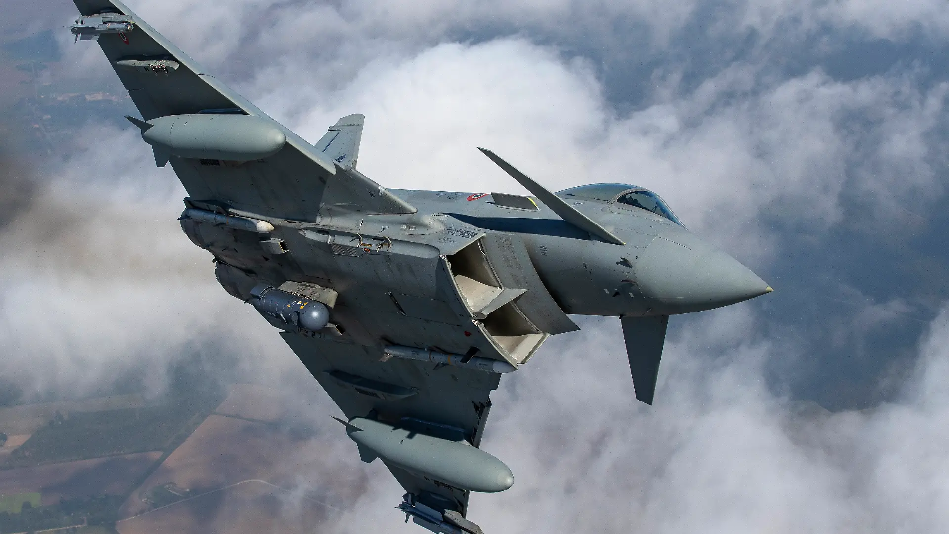 Ein Mehrzweckkampfflugzeug vom Typ «Eurofighter Typhoon» der italienischen Luftwaffe nimmt an der NATO Baltic Air Policing Mission teil. (zu dpa: «Kampfflugzeuge schießen Drohne über Litauen ab») +++ dpa-Bildfunk +++