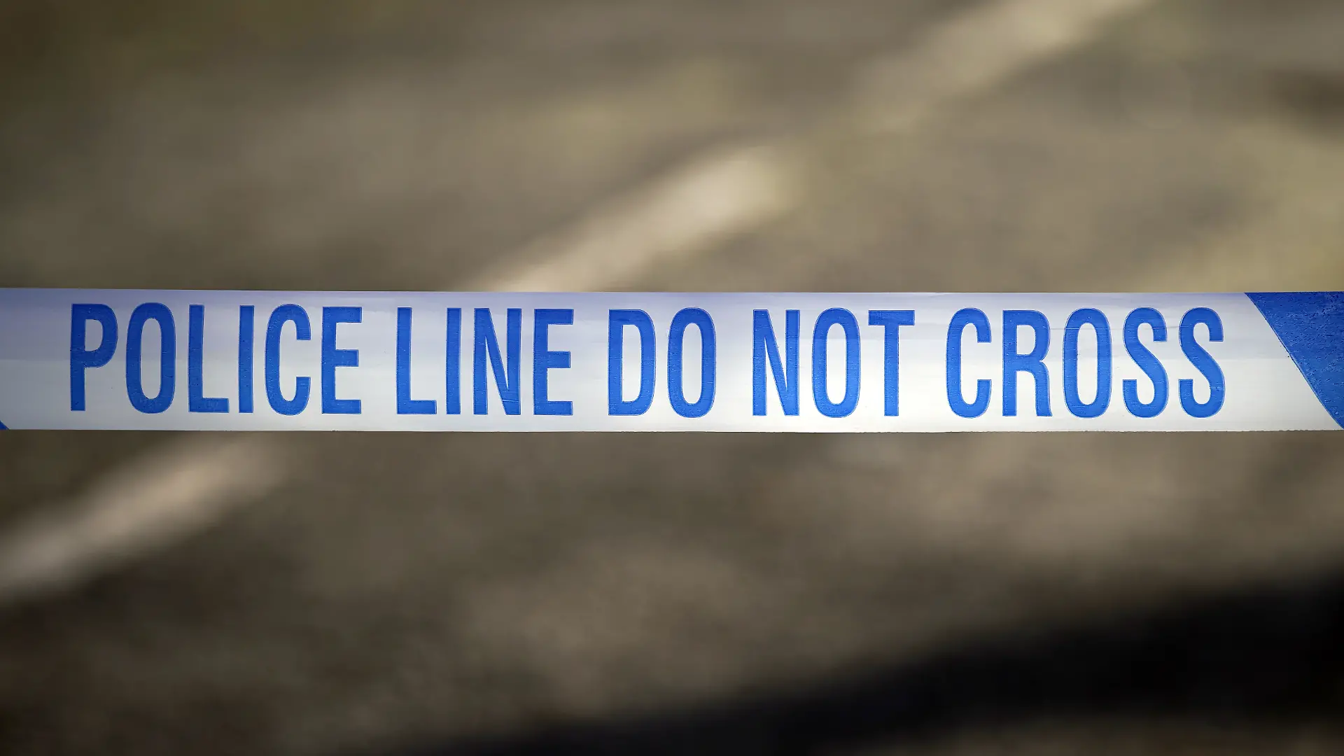 Absperrband der Polizei. In England ist es zu einem schweren Verkehrsunfall gekommen. (zu dpa: «Mann in England gesteht jahrzehntelangen Missbrauch von Frau») +++ dpa-Bildfunk +++