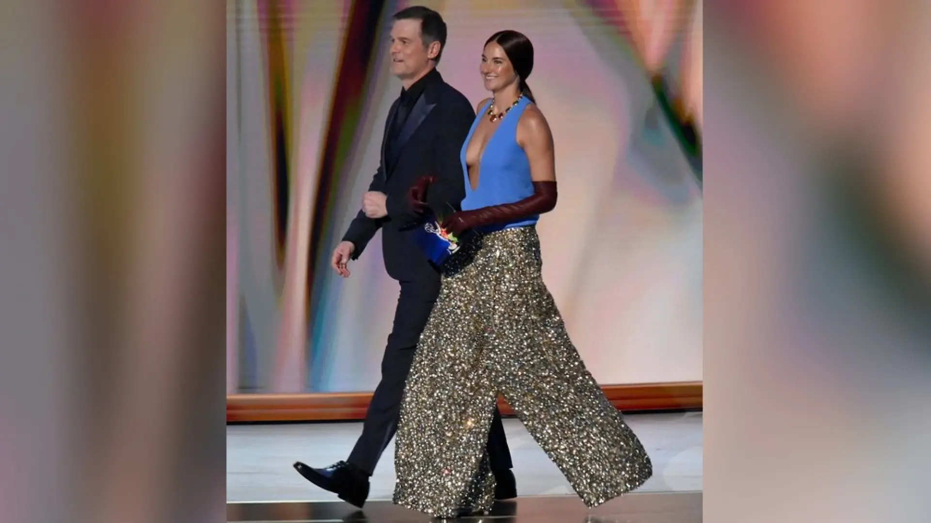 Über das Outfit von Shailene Woodley - hier mit ihrem Kollegen Peter Krause - wird in den sozialen Netzwerken heiß diskutiert.