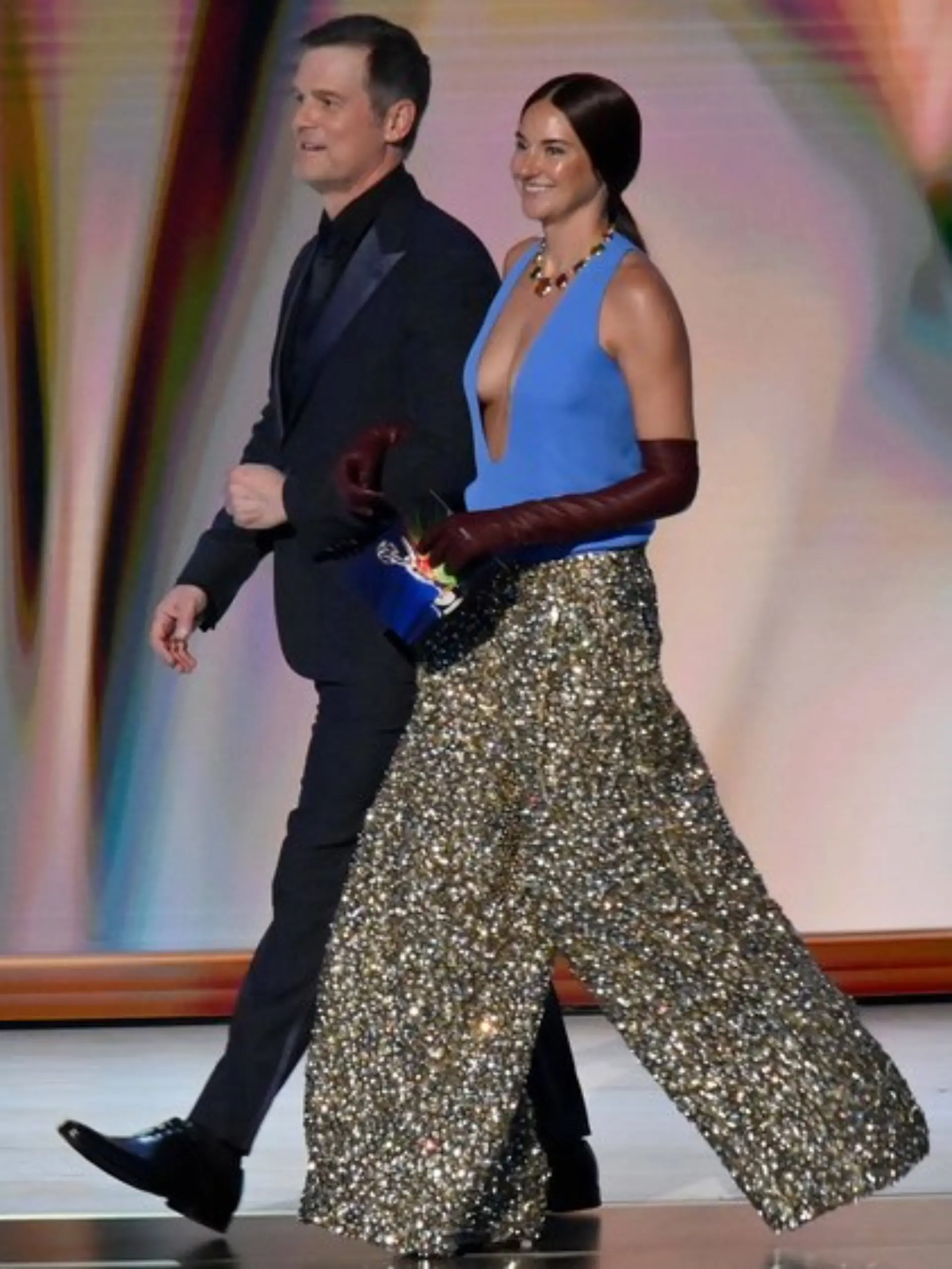 Über das Outfit von Shailene Woodley - hier mit ihrem Kollegen Peter Krause - wird in den sozialen Netzwerken heiß diskutiert.