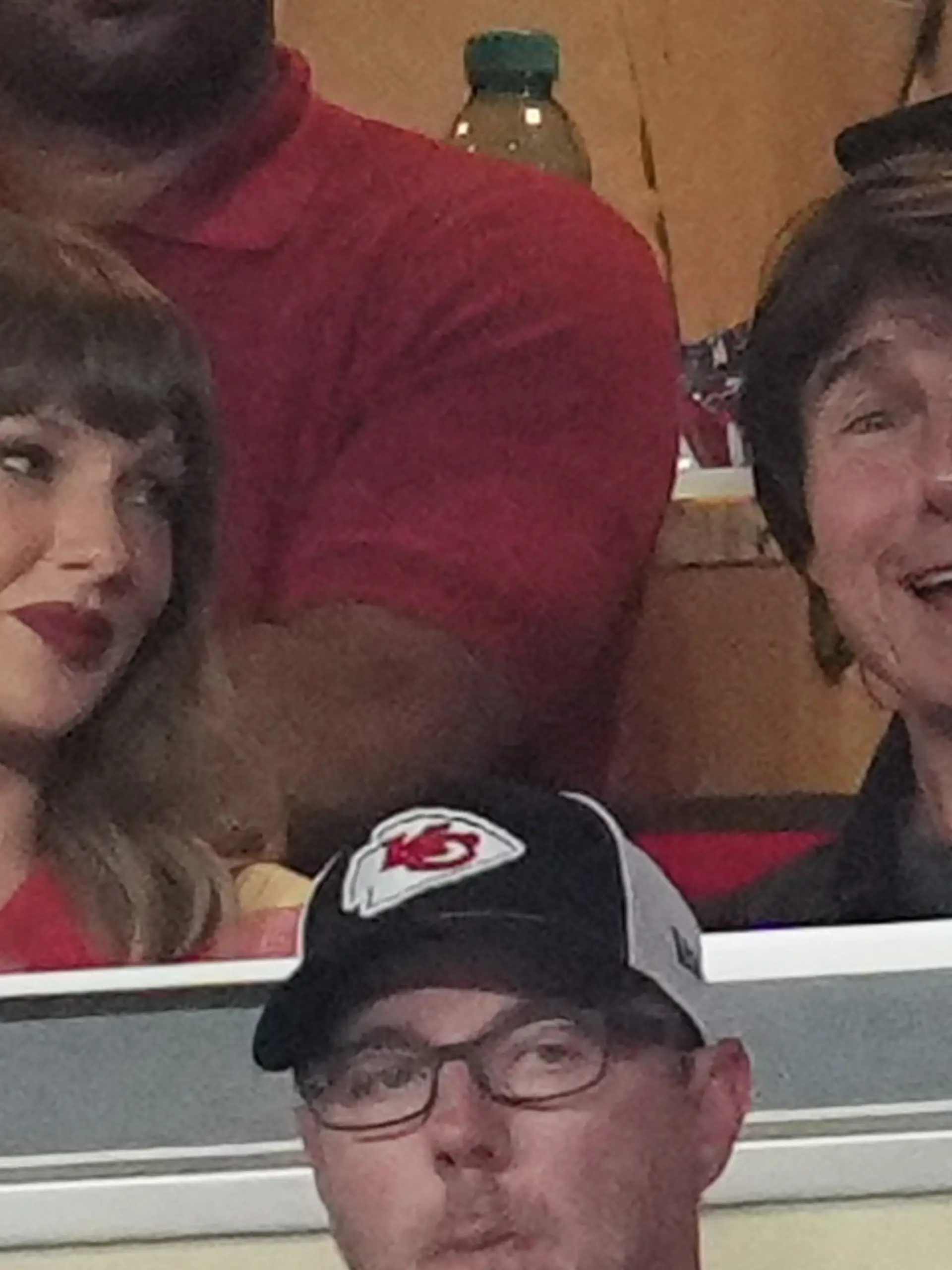 Bild zu: "Taylor Swift und Tom Cruise strahlen bei NFL-Spektakel"