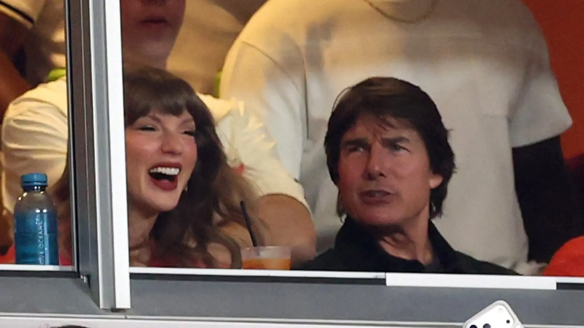 Taylor Swift und Tom Cruise gemeinsam auf der Tribüne.