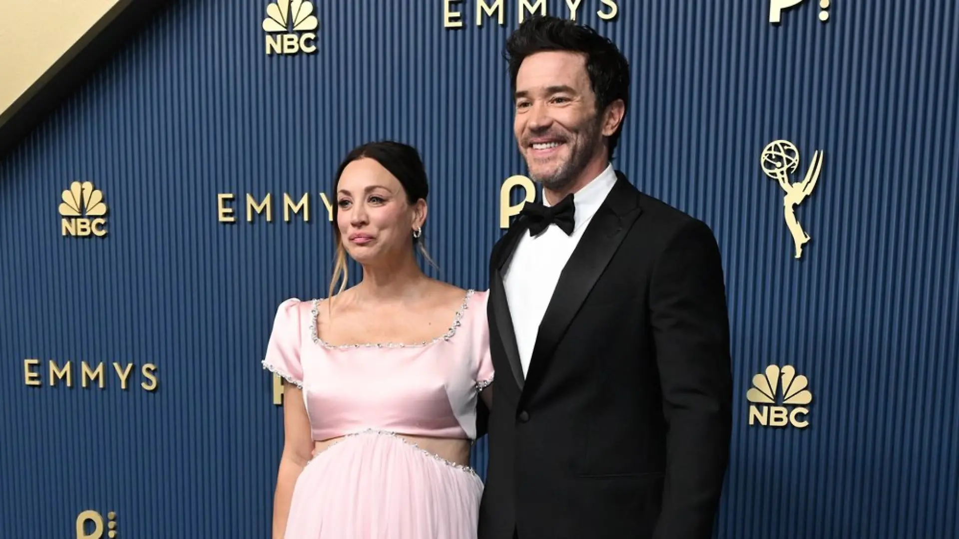 Kaley Cuoco hüllte ihren Babybauch in ein zartrosafarbenes Kleid, als sie Tom Pelphrey an seinem Emmy-Abend unterstützte.
