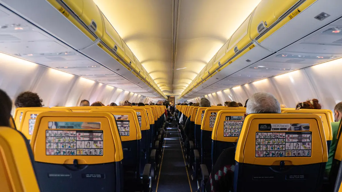Blick in die Flugzeugkabine. Für die Einreise in einige Urlaubsländer brauchen Passagiere keinen negativen Corona-Test mehr. Ist das nicht zu gefährlich?