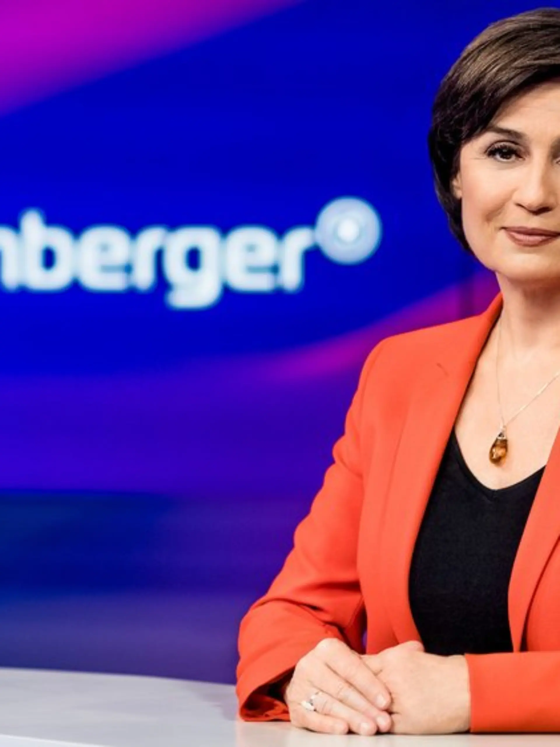 Sandra Maischberger diskutiert in ihrer ARD-Talkshow mit prominenten Gästen.