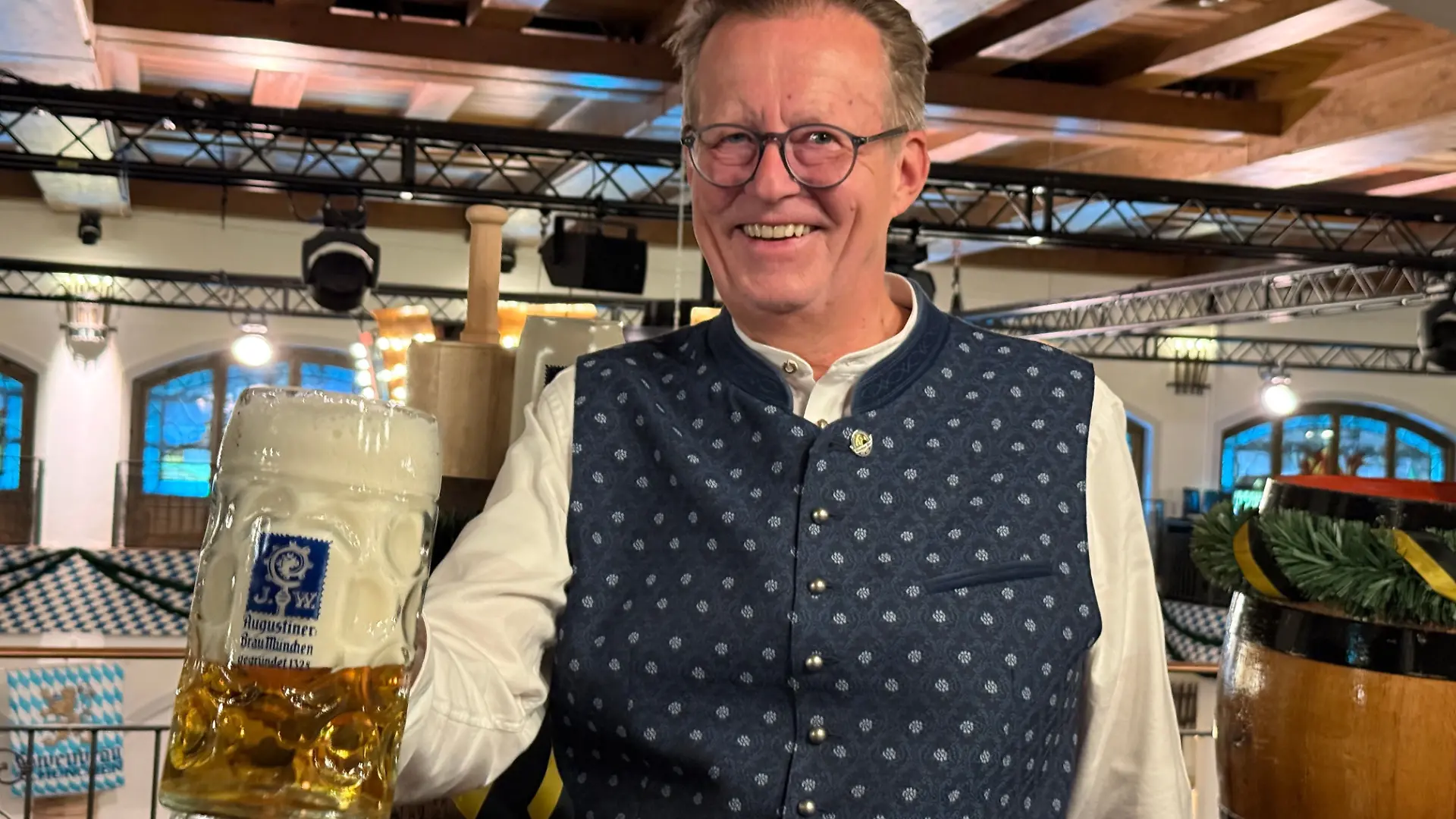 Martin Leibhard, Vorsitzender des Vereins Münchener Brauereien, steht mit einer Maß Bier bei der Wiesnbierprobe.