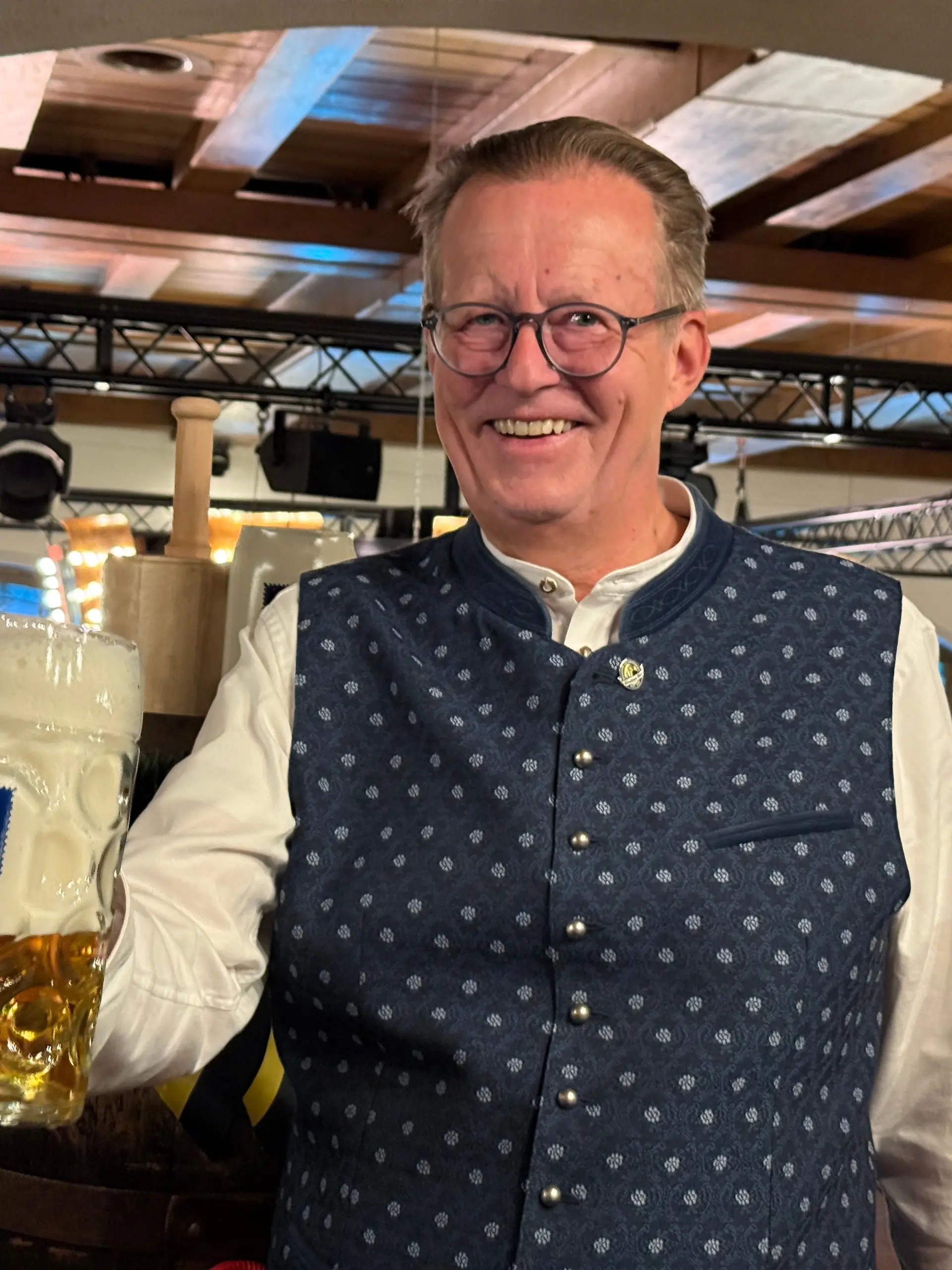 Martin Leibhard, Vorsitzender des Vereins Münchener Brauereien, steht mit einer Maß Bier bei der Wiesnbierprobe.