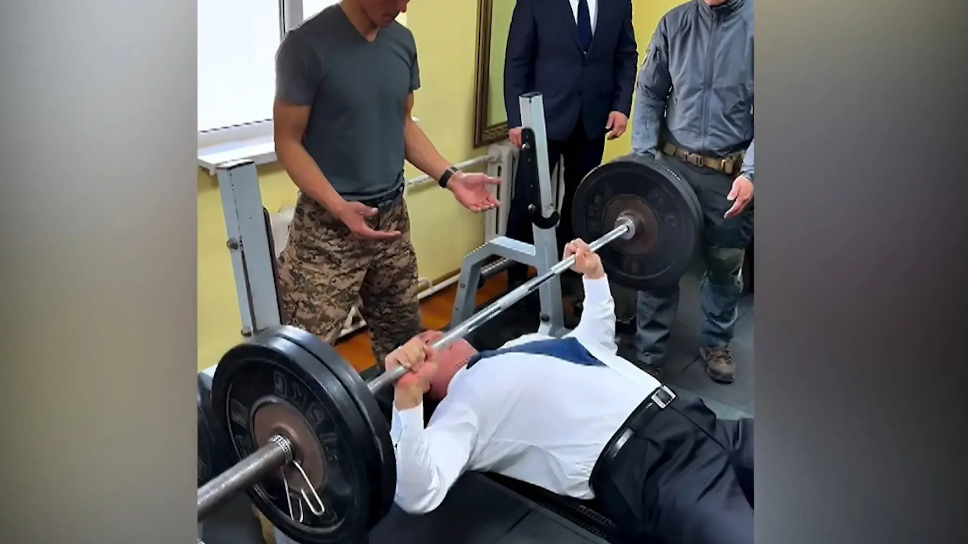 Pumpen im Anzug! Präsident stemmt 100 Kilo – doch DAS macht stutzig Staatsoberhaupt plötzlich Bodybuilder