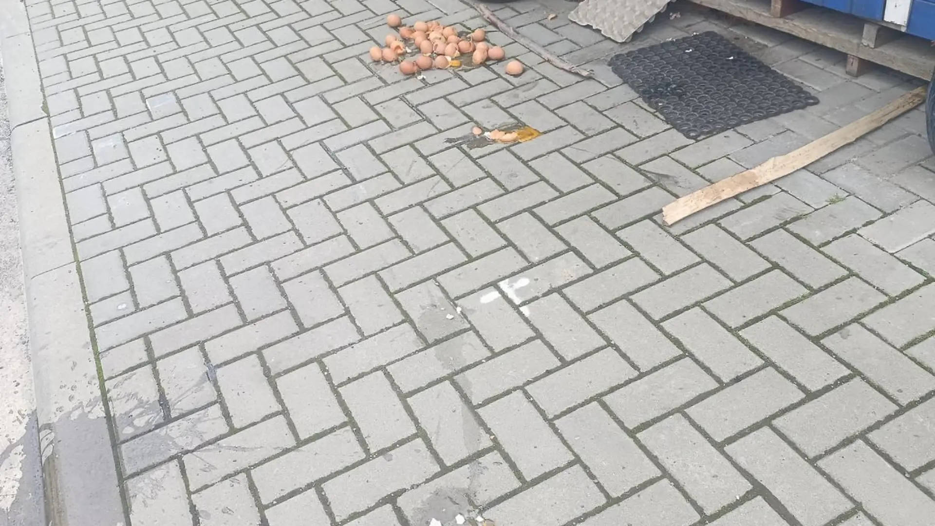 Zerbrochene Eier vor dem Hofladen.
