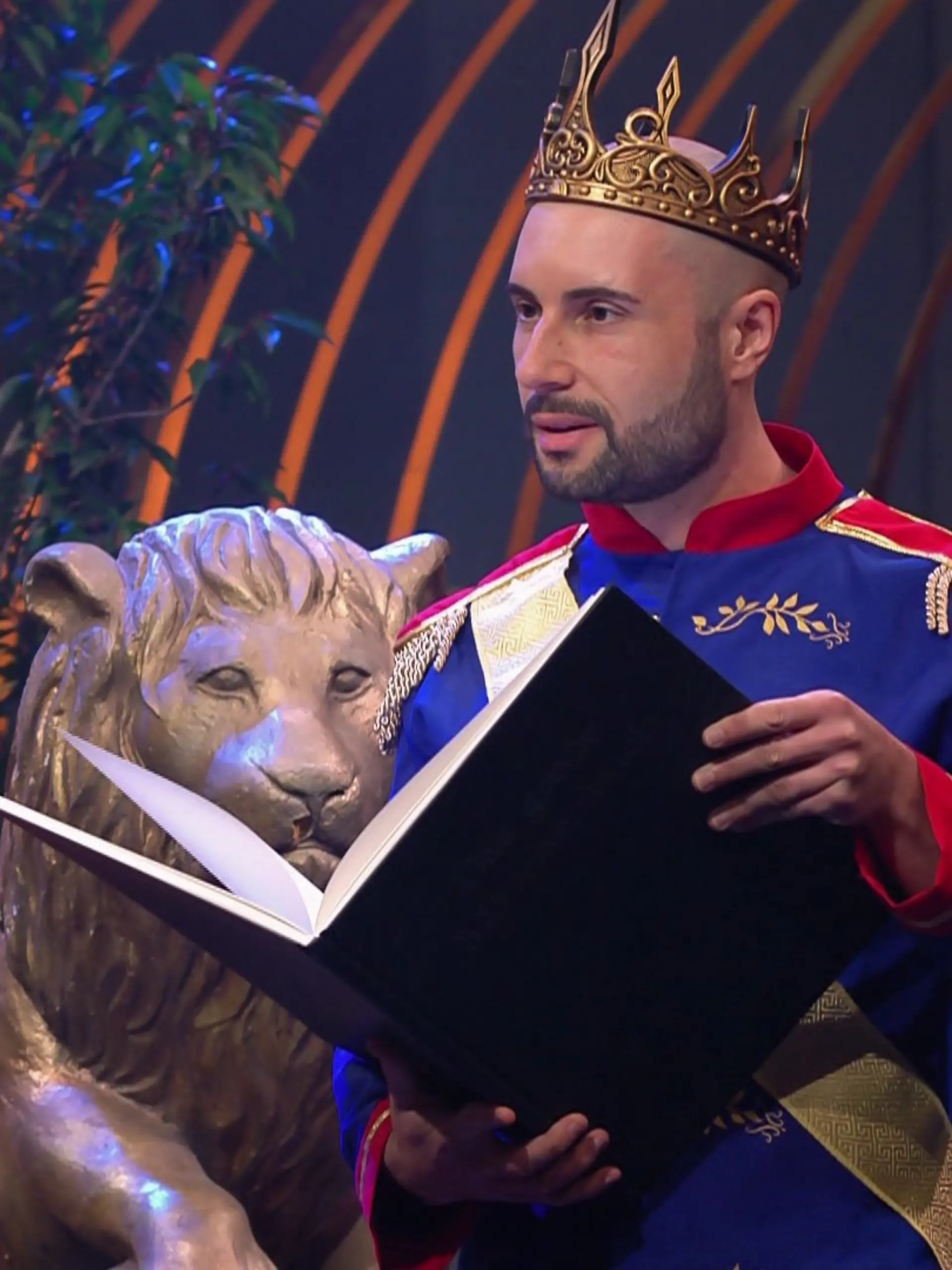 „Prinz Penis” Markus Flagner möchte die Löwen von seinem Produkt „Penice” überzeugen.