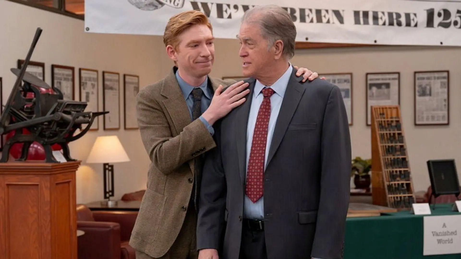 Domhnall Gleeson (l.) als ambitionierter Chefredakteur Ned Sampson in "The Paper".