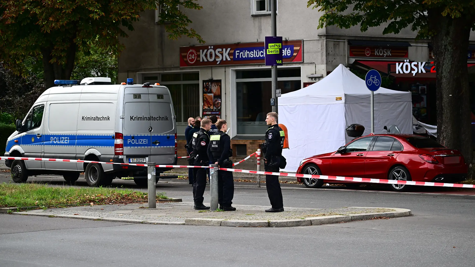 Polizeibeamte stehen am Tatort auf der Sonnenallee, an dem in der Nacht ein Mann erschossen wurde. Die 5. Mordkommission des Landeskriminalamtes hat gemeinsam mit der Staatsanwaltschaft Berlin die Ermittlungen wegen des Verdachts auf ein Tötungsdelikt übernommen. (zu dpa: «Bandenkriminalität: Gewalt zur Einschüchterung nimmt zu») +++ dpa-Bildfunk +++
