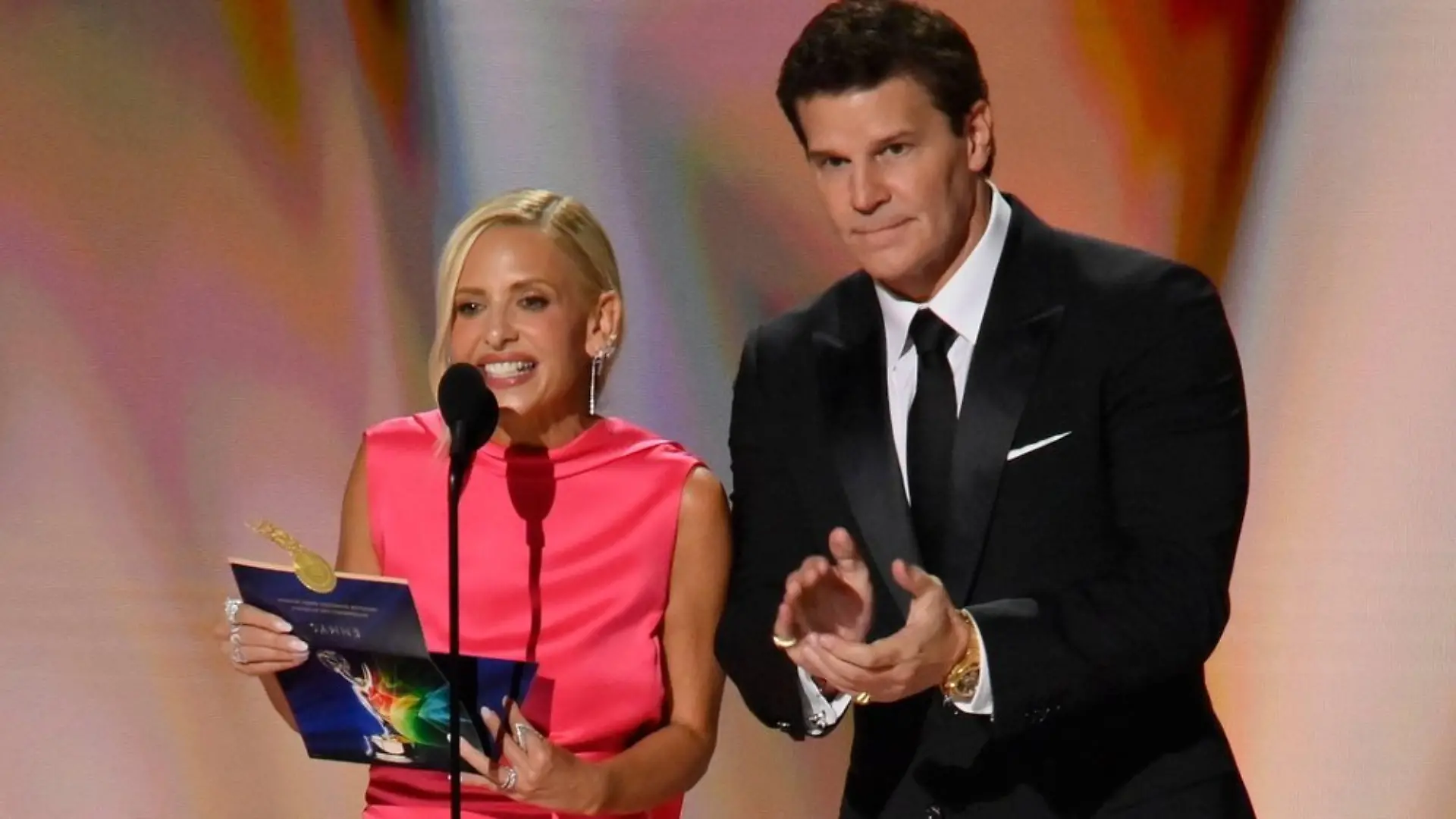 Sarah Michelle Gellar und David Boreanaz bei der Emmy-Verleihung 2026.