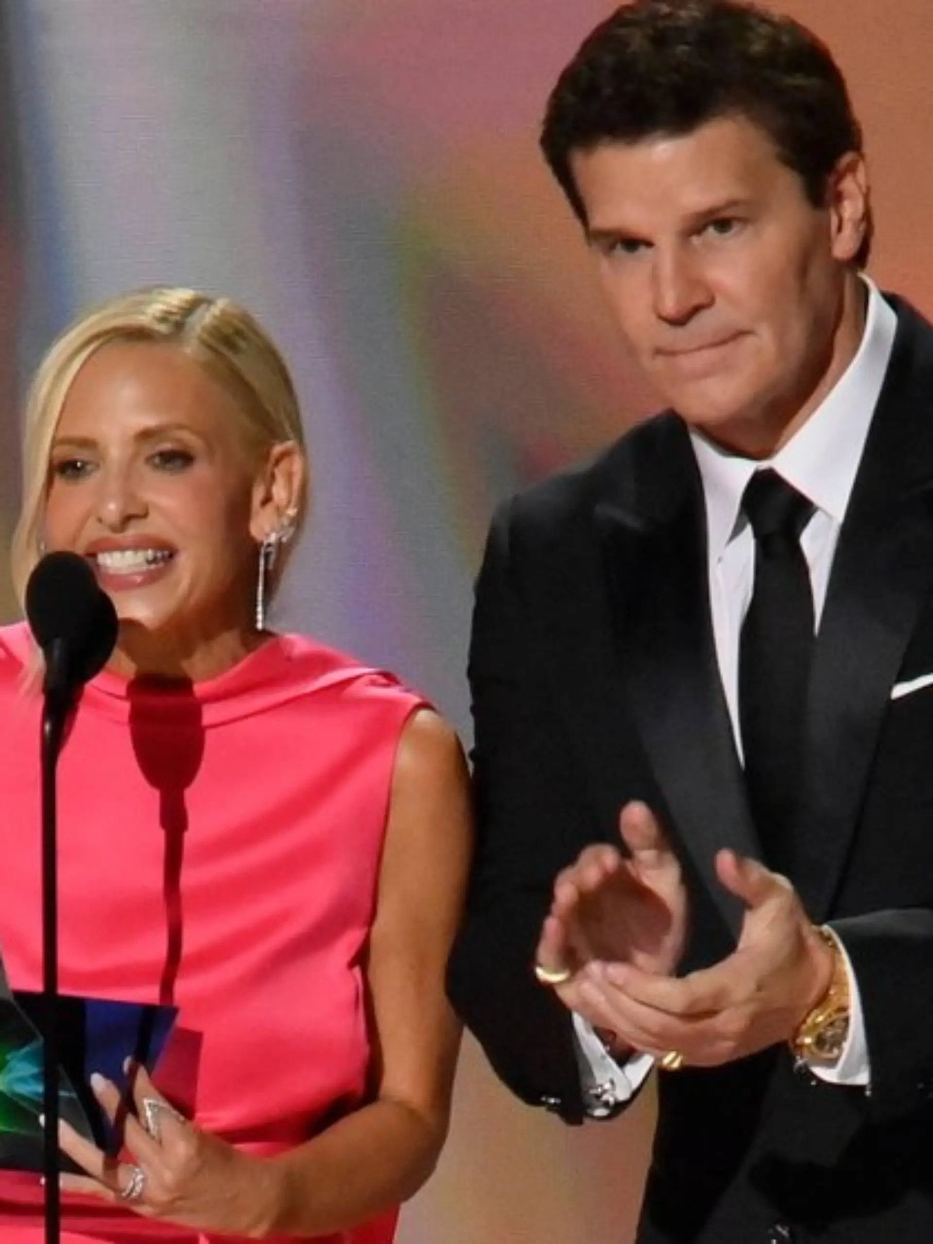 Sarah Michelle Gellar und David Boreanaz bei der Emmy-Verleihung 2026.