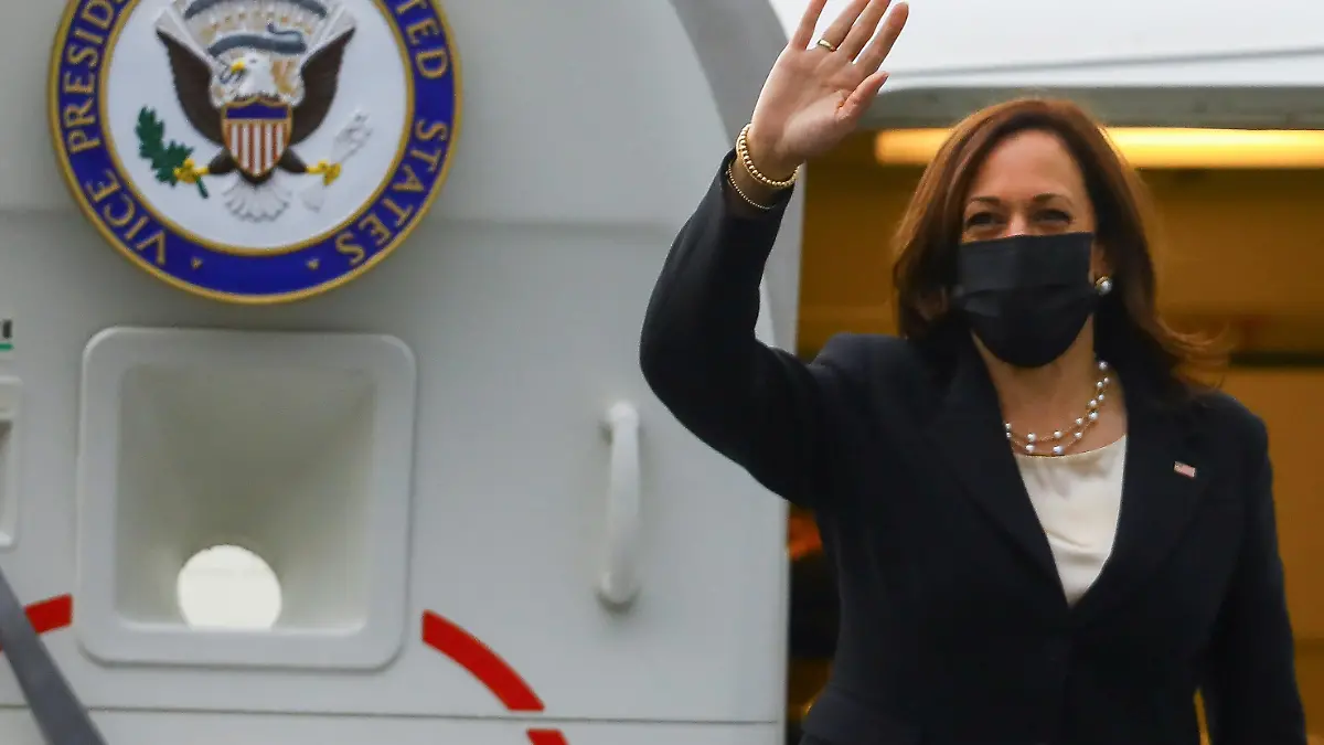 FILE PHOTO: U.S. Vice President Kamala Harris waves as she boards Air Force Two at Benito Juarez International airport following her first international trip as Vice President to Guatemala and Mexico, in Mexico June 8, 2021. REUTERS/Edgard Garrido/File Photo