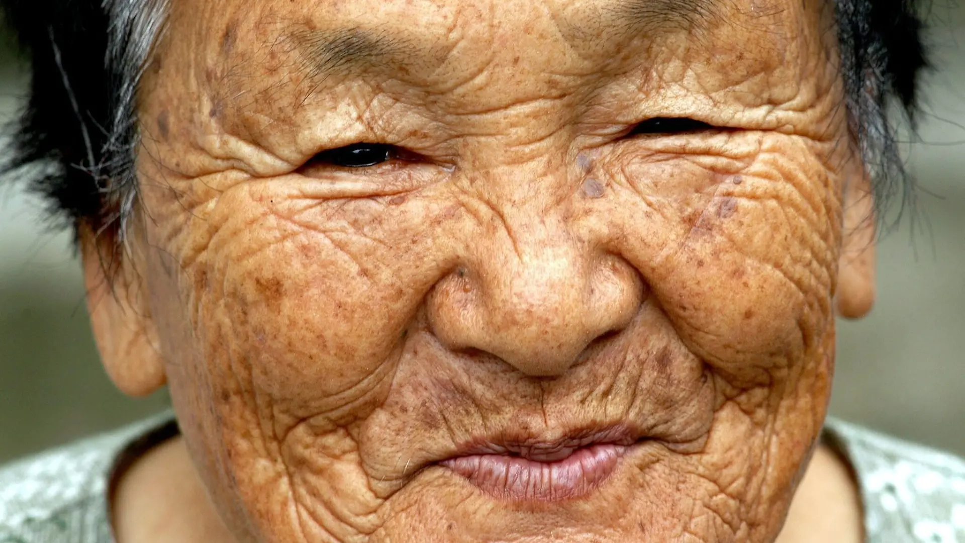 ARCHIV - Lächelnd schaut eine alte Japanerin in Kumomi (Japan) in die Kamera (Archivfoto vom 21.07.2009). Foto: epa (zu dpa "Mehr als 60 000 Hundertjährige leben in Japan - Rekord" vom 11.09.2015) +++ dpa-Bildfunk +++
