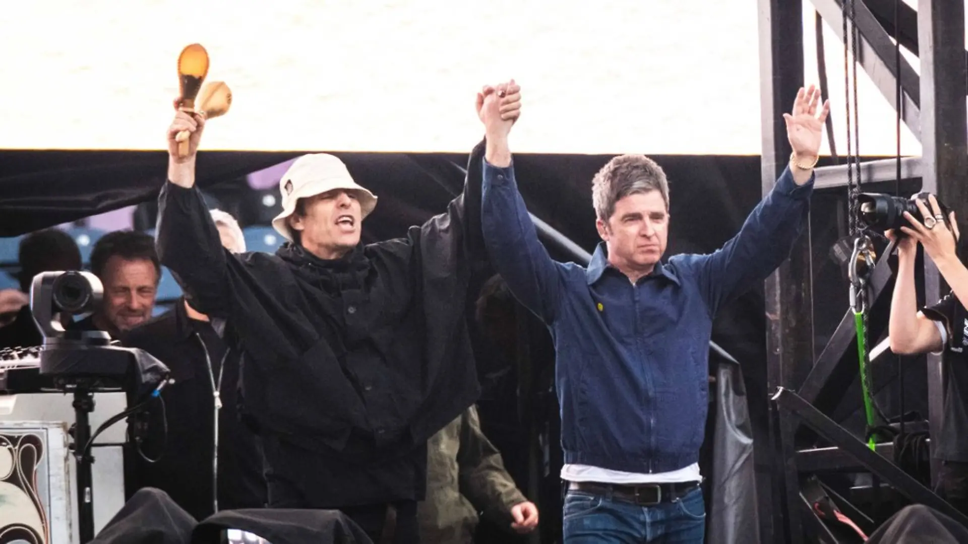 Liam (l.) und Noel Gallagher treten 2027 zweimal in der Münchner Allianz Arena auf.