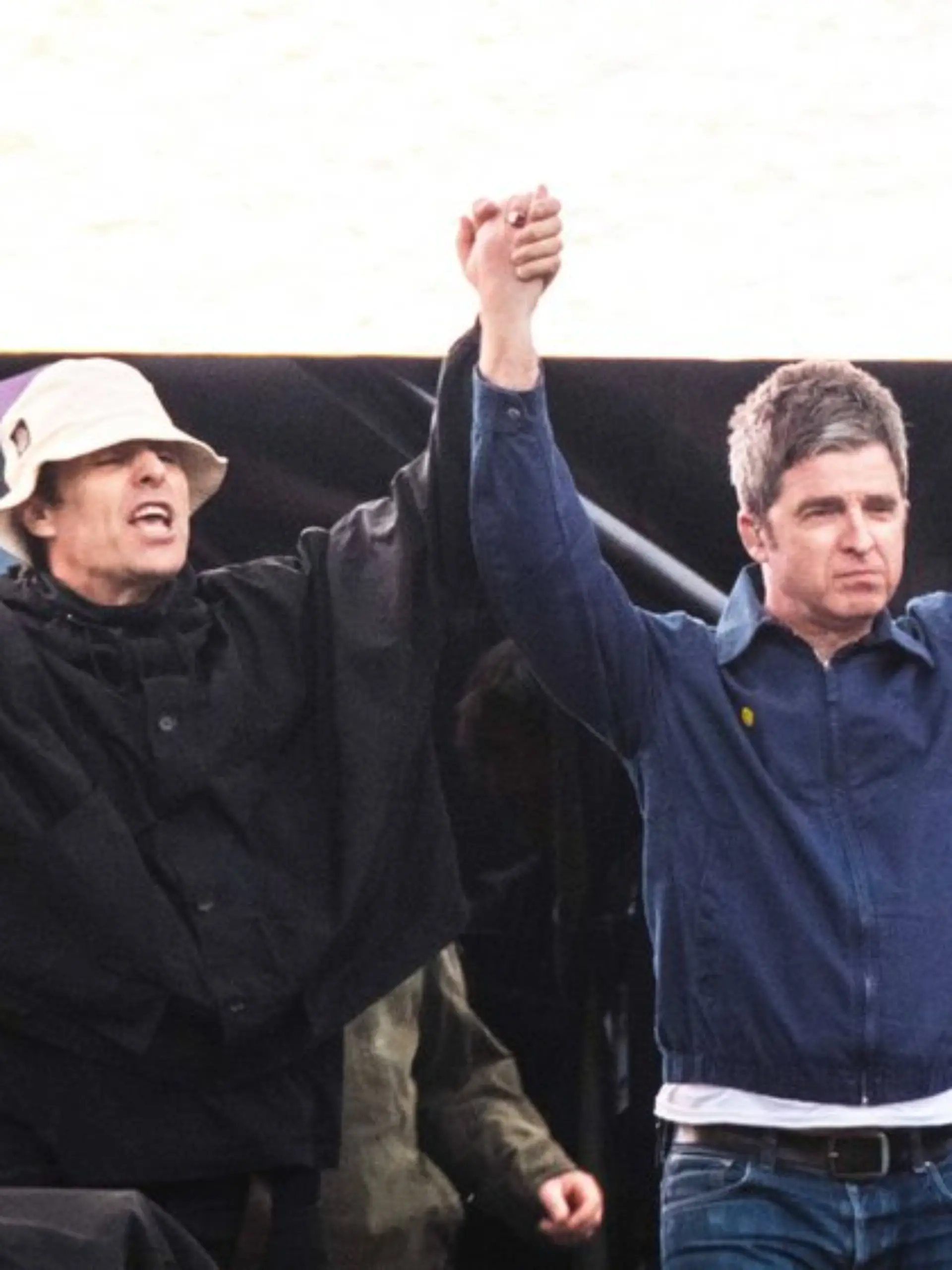 Liam (l.) und Noel Gallagher treten 2027 zweimal in der Münchner Allianz Arena auf.