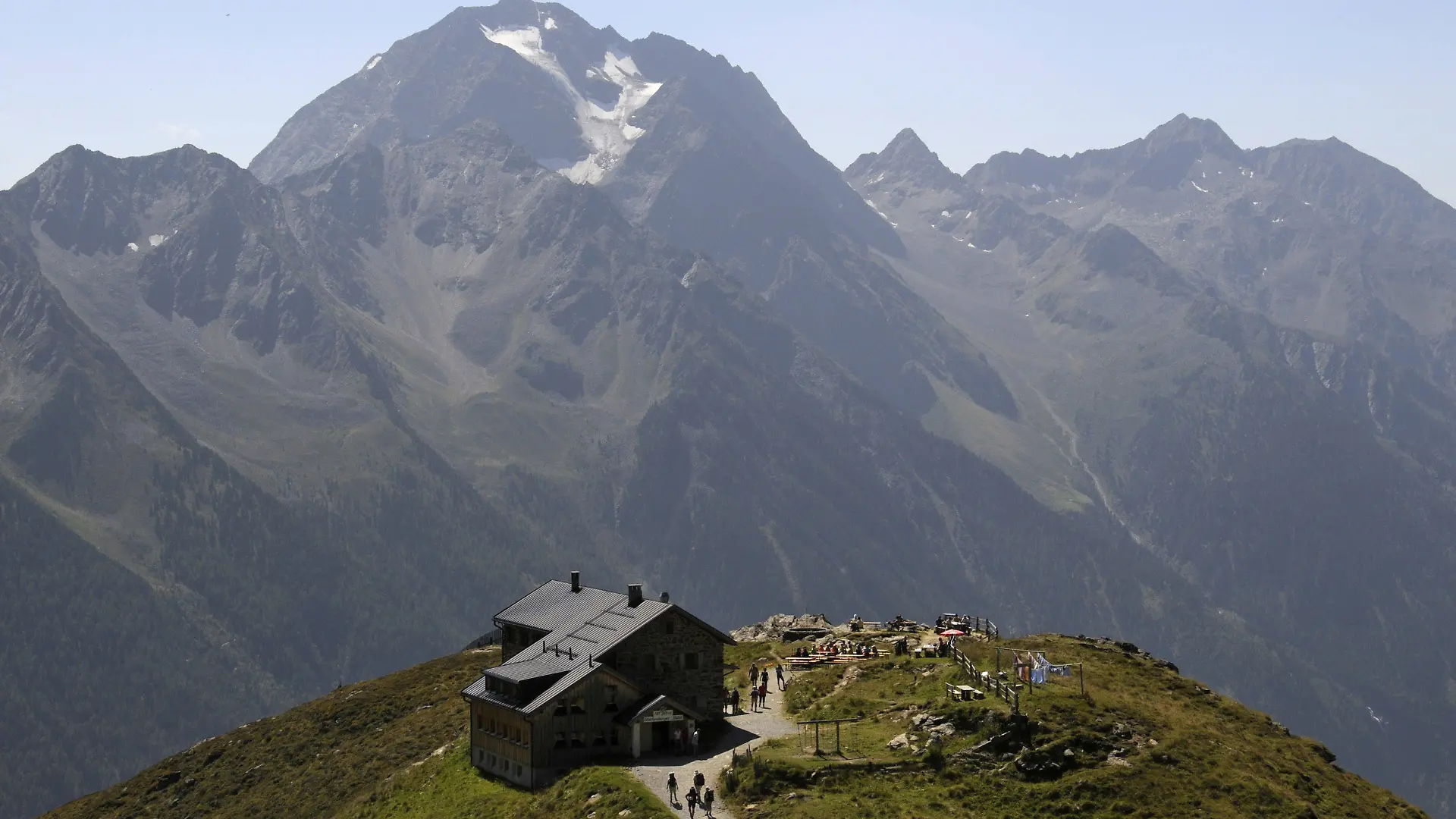 Die Starkenburger Hütte 2237 Meter unterhalb des Berges Hoher Burgstall 2611 Meter oberhalb des Ortes Fulpmes im Stubaital in Tirol in Oesterreich. Die Huette bietet Uebernachtungen für Bergwanderer und eine Gaststaette. Tirol Oesterreich *** the strongly burger Hut 2237 Meter under of Mountain high Burgstall 2611 Meter above of Place Fulpmes at Stubaital in Tyrol in Austria the Huette offers Overnight stays for Mountain hikers and a Restaurant Tyrol Austria