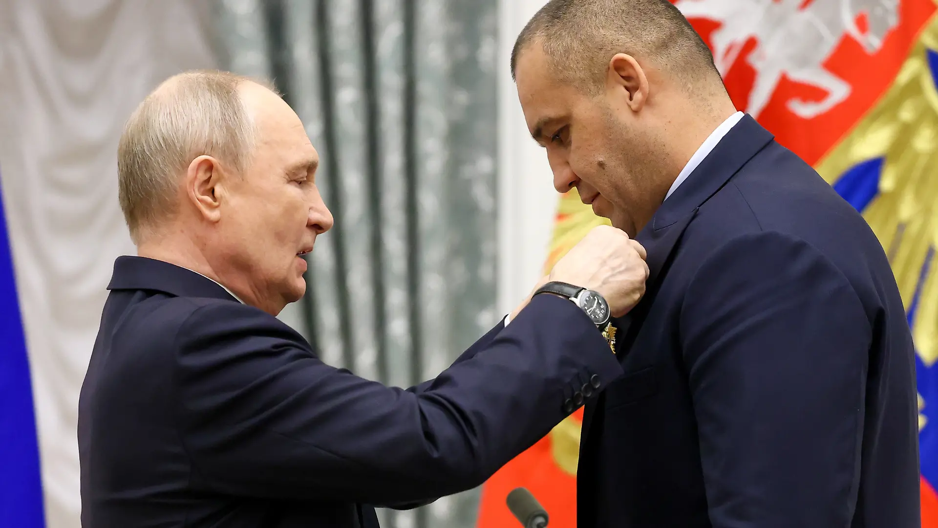 DIESES FOTO WIRD VON DER RUSSISCHEN STAATSAGENTUR TASS ZUR VERFÜGUNG GESTELLT. [RUSSIA, MOSCOW - APRIL 22, 2026: Russia's President Vladimir Putin (L) and International Boxing Association (IBA) President Umar Kremlev during a meeting between Putin and athletes and representatives of the Russian Boxing Federation in the Kremlin. Artyom Geodakyan/TASS]