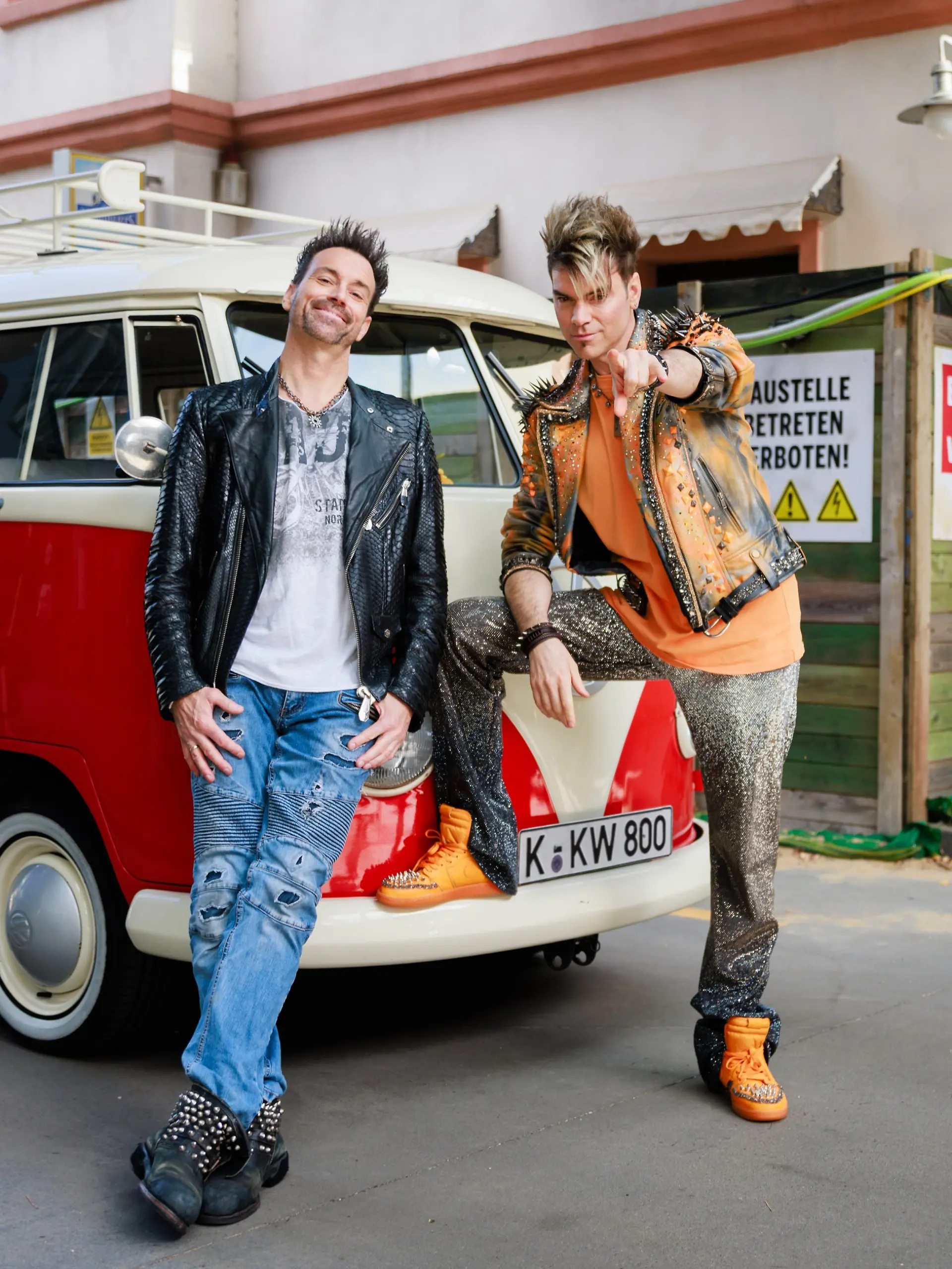 Magischer Besuch bei „Unter uns”! Ein Gewinnspiel im „House of Magic” bringt die „Ehrlich Brothers” Andreas (l.) und Christian Ehrlich in die Schillerallee.