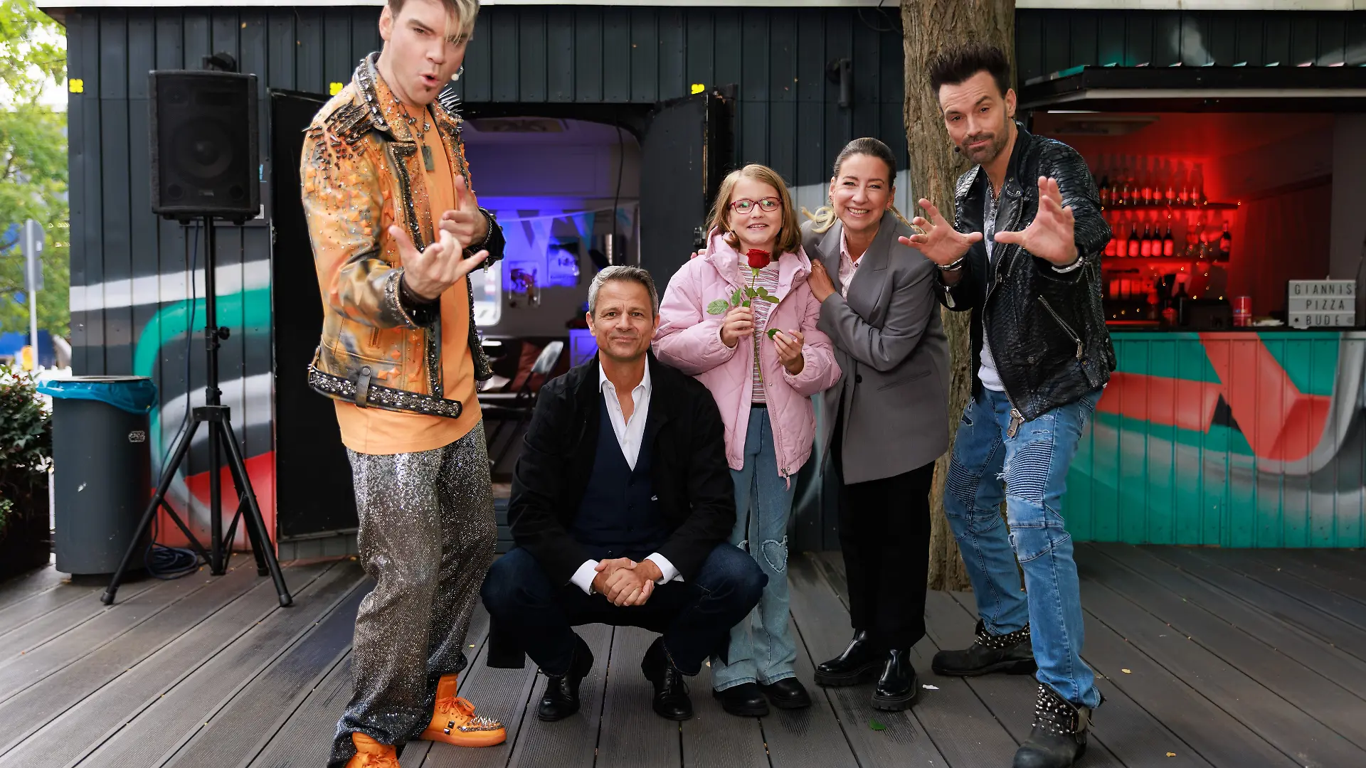 Die Ehrlich Brothers Christian (l.) und Andreas (r.) Ehrlich mit den „Unter uns” DarstellerInnen Lea Ermel (M., „Maja”), Jens Hajek („Benedikt”) und Isabell Hertel („Ute”)