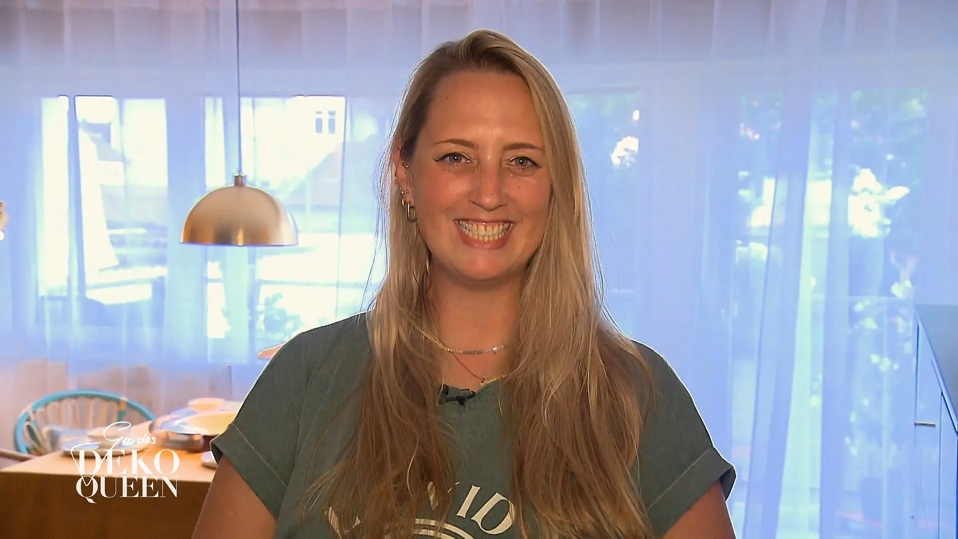 Guido ist von Joyce' Umgestaltung nicht ganz überzeugt Lebendige Farben im Wohnzimmer