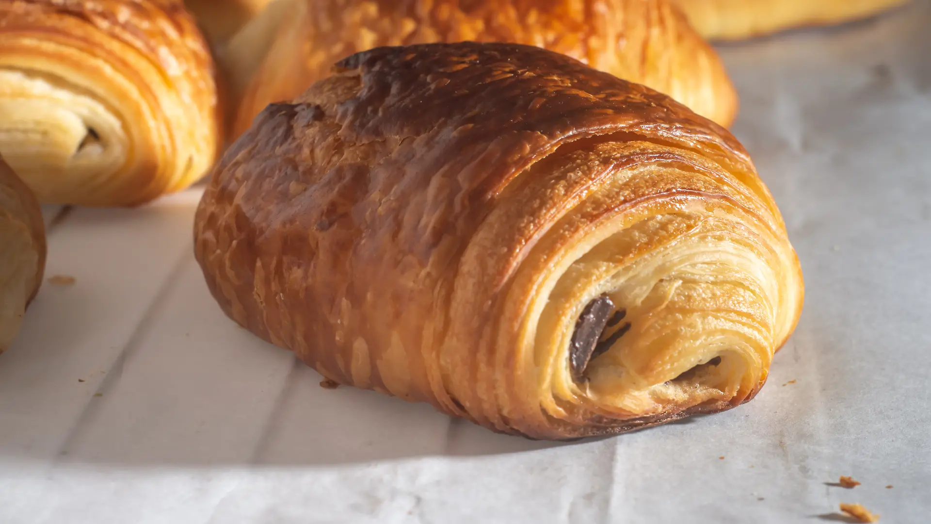 Ein Schokoladen-Croissant auf einem Tisch.