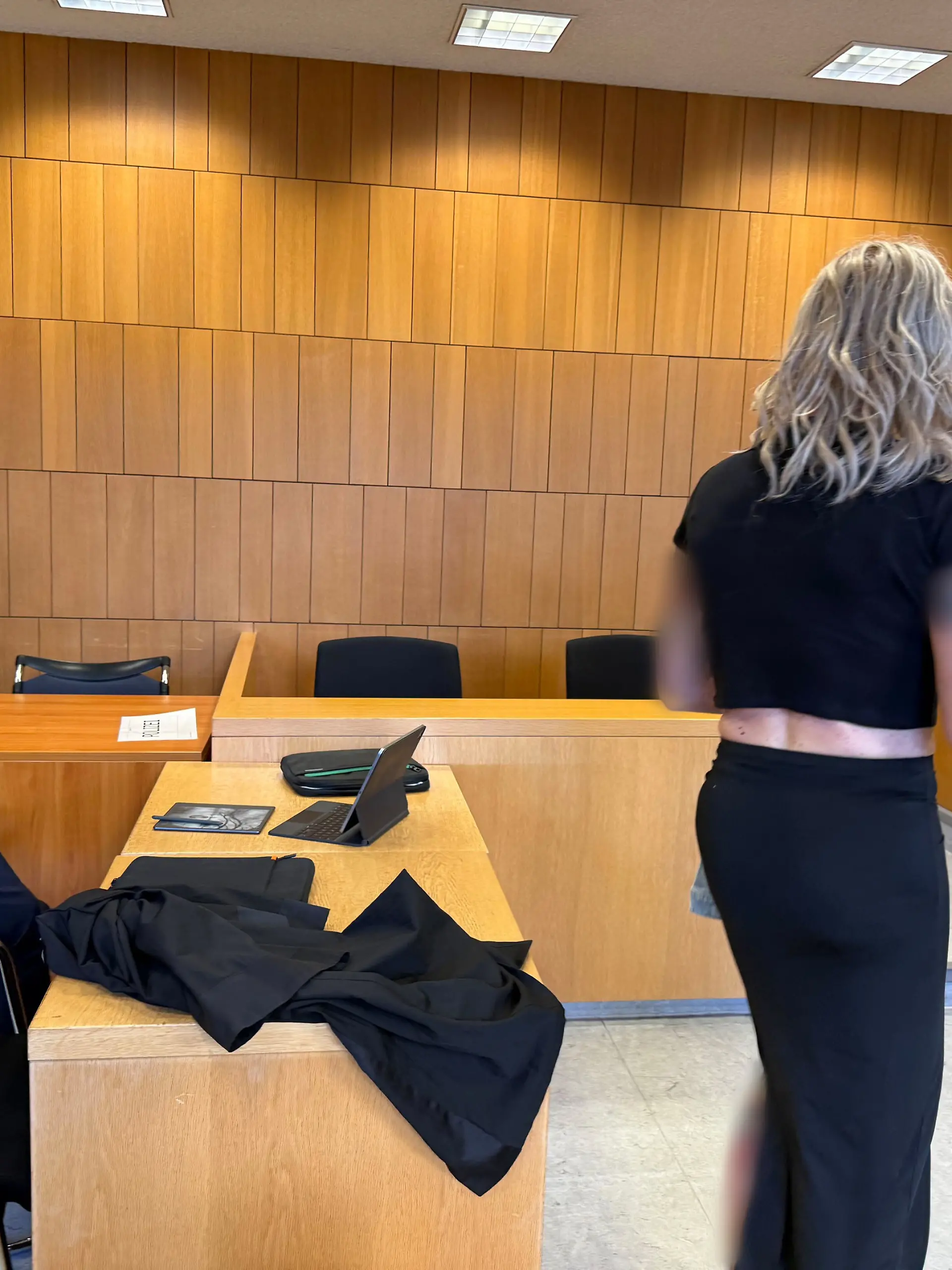 15.09.2026, Traunstein: Vor dem Landgericht Traunstein hat ein Prozess gegen eine inzwischen suspendierte Polizistin begonnen, die eine 14-Jährige vergewaltigt haben soll. Foto: Britta Schultejans/dpa - ACHTUNG: Person(en) wurde(n) aus rechtlichen Gründen gepixelt +++ dpa-Bildfunk +++