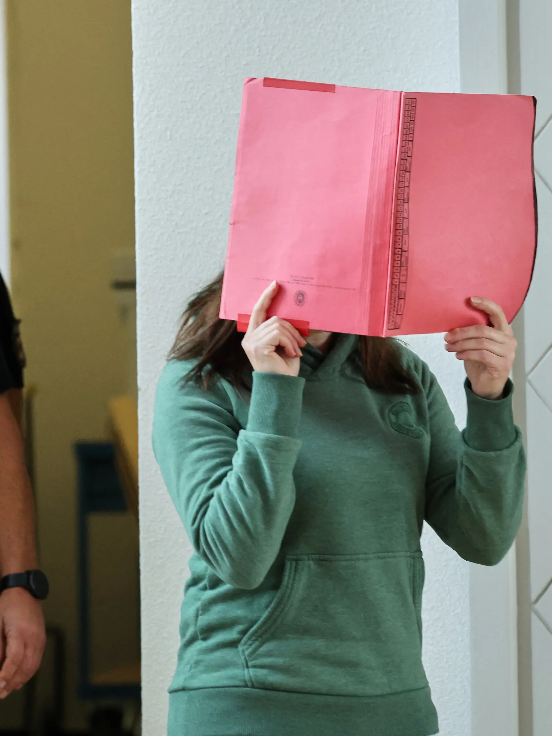 Die Angeklagte kommt in den Saal des Landgerichts zur Fortsetzung des Prozesses wegen Mordes. Der Angeklagten wird vorgeworfen, am 10.10.2025 heimtückisch und aus sonst niedrigen Beweggründen den zur Tatzeit 8-jährigen Fabian aus Güstrow getötet zu haben.
