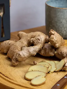 Geschnittener Ingwer auf einem Holzbrett