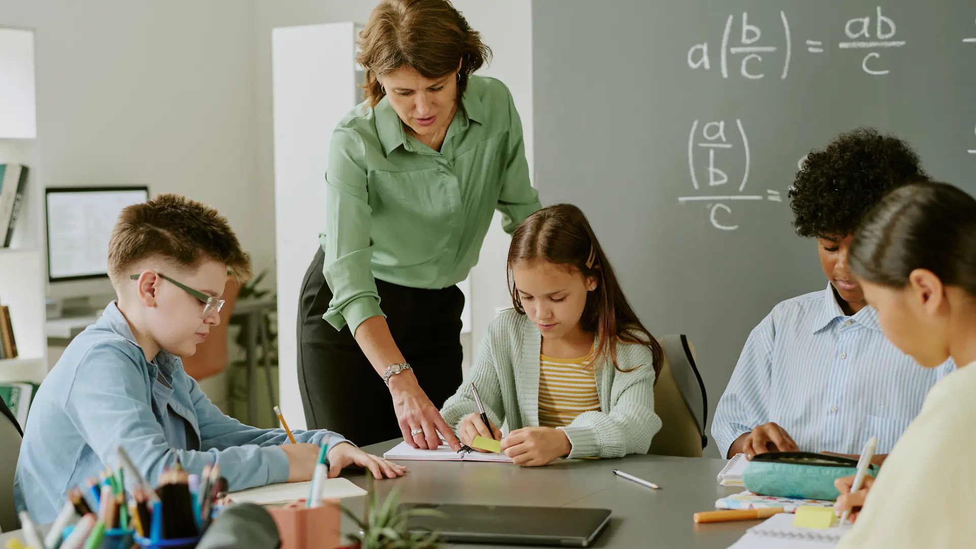 Lehrerin im Klassenzimmer