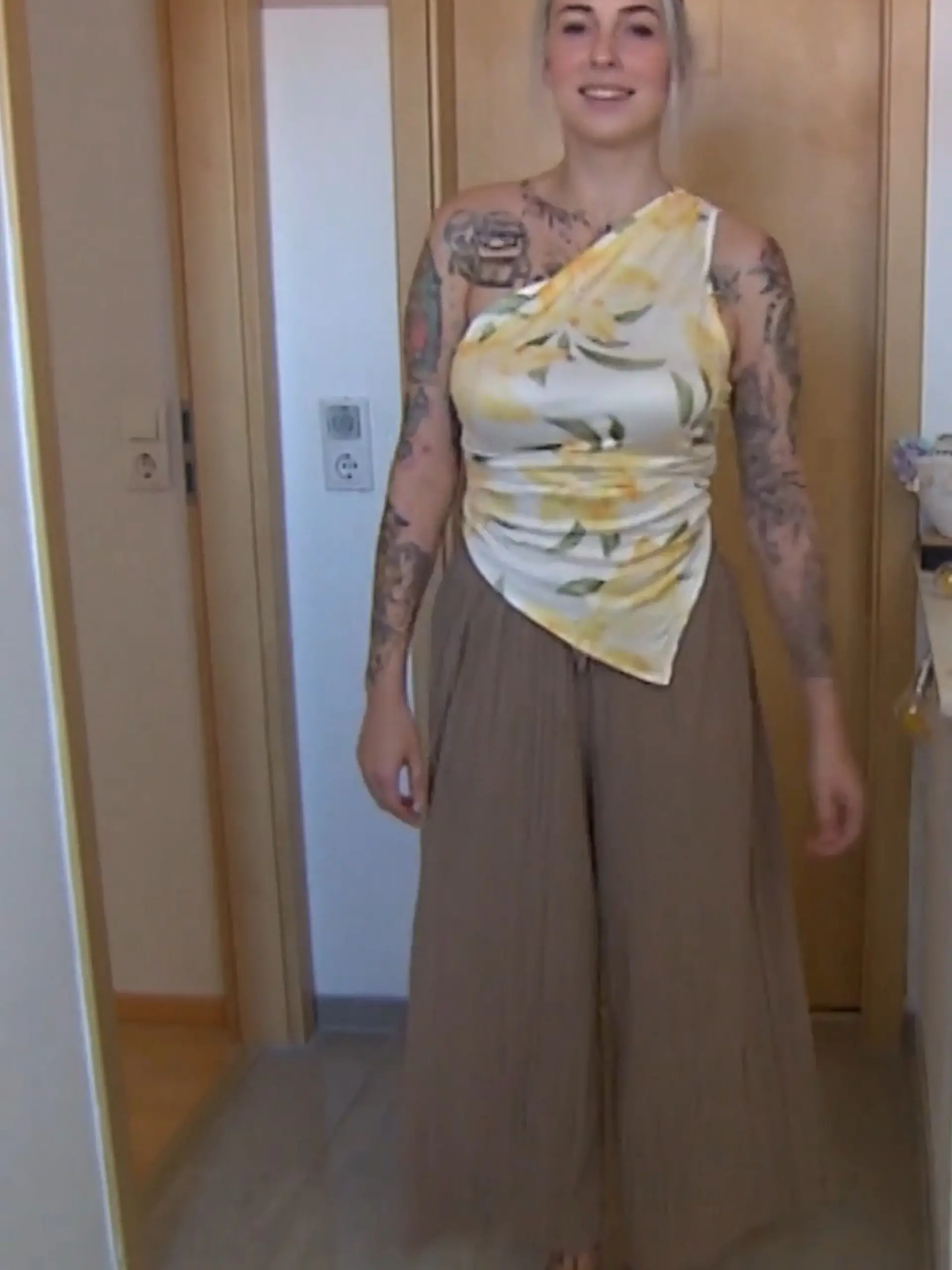 Bild zu: "Bunt, verspielt und voller Tattoos"