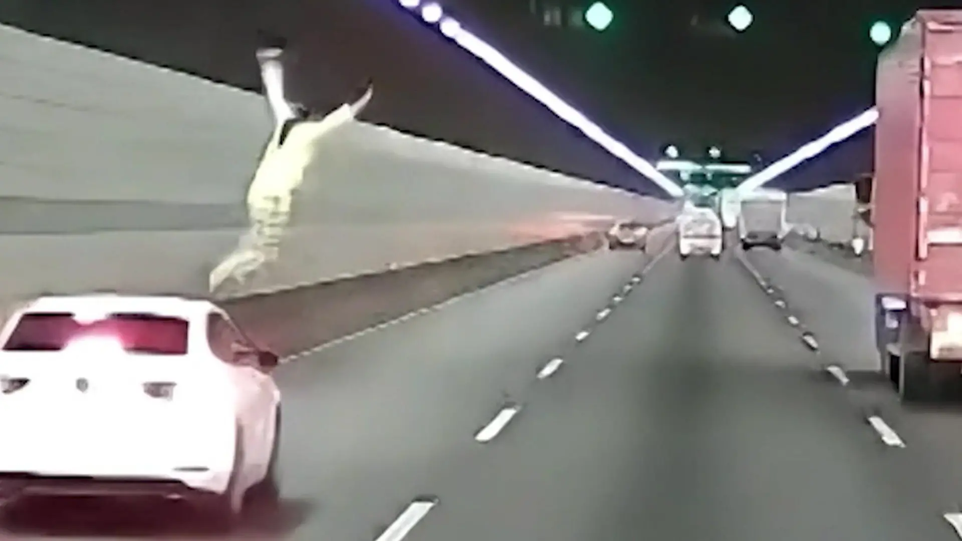 Bei voller Fahrt! Frau springt plötzlich von Autodach LKW kann noch ausweichen
